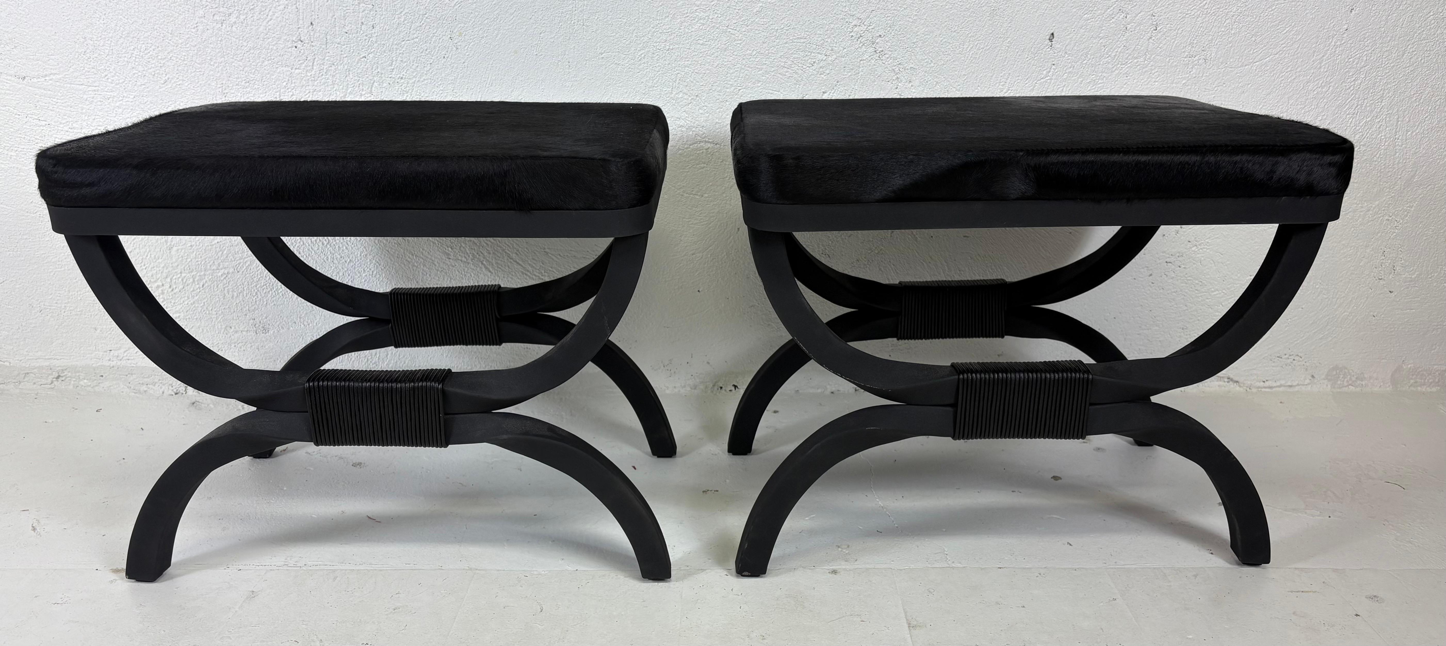 Coppia di panche classiche in ferro battuto con rivestimento in pelle di mucca in vendita 4