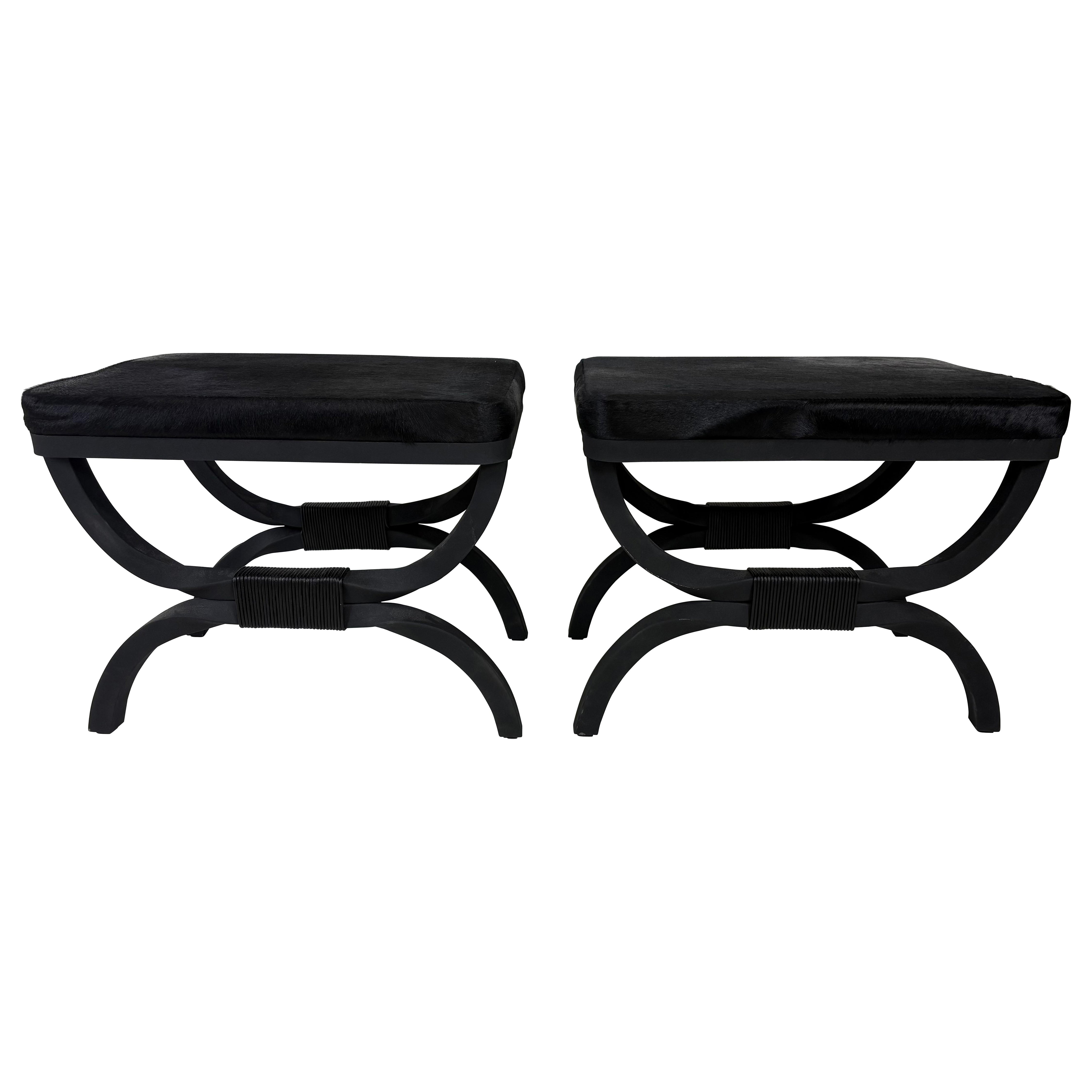 Coppia di panche classiche in ferro battuto con rivestimento in pelle di mucca in vendita