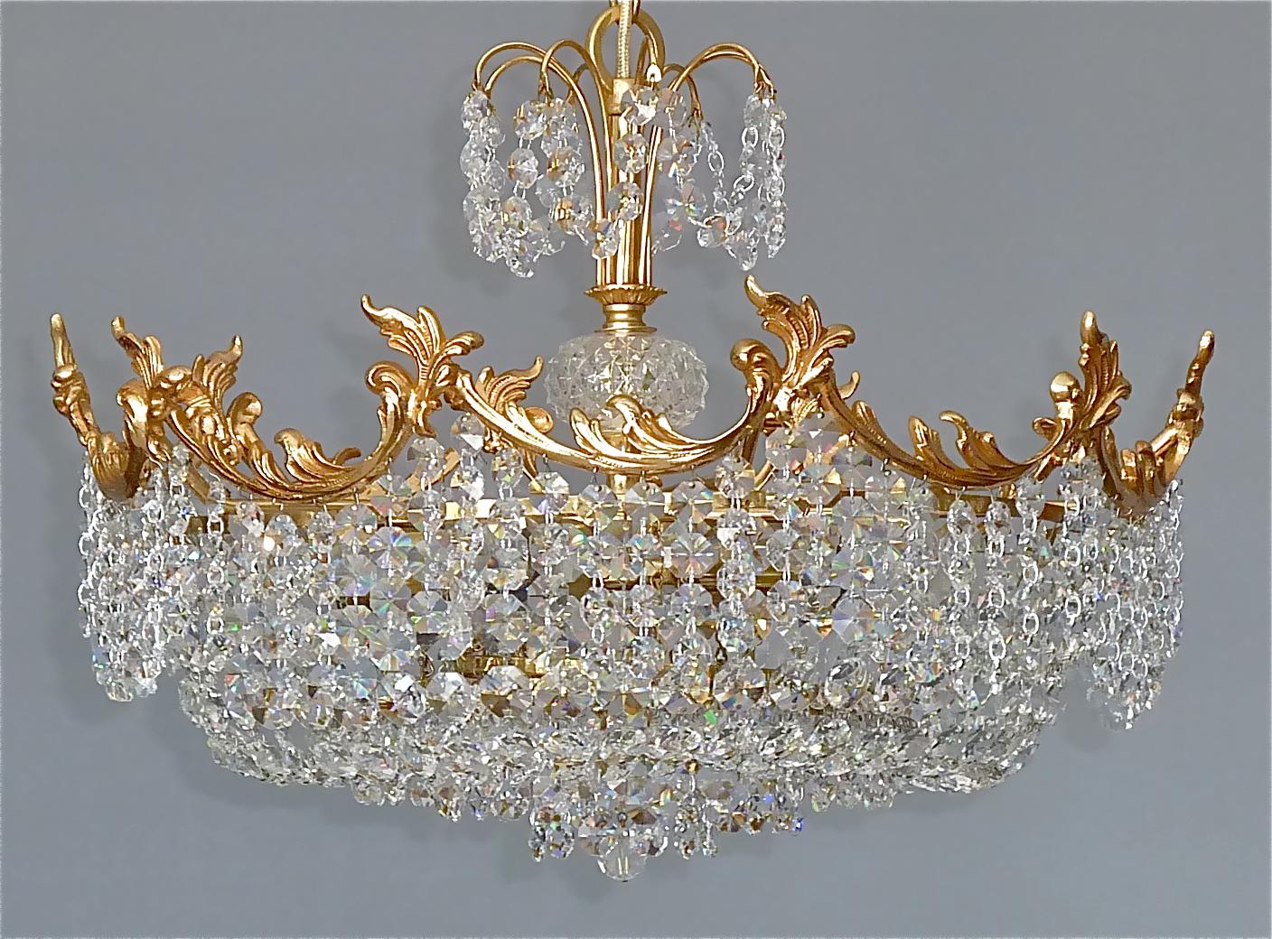 Klassischer Palwa-Kronleuchter aus vergoldetem Messing und facettiertem Kristallglas im Rokoko-Stil, 1960er Jahre  (Hollywood Regency) im Angebot