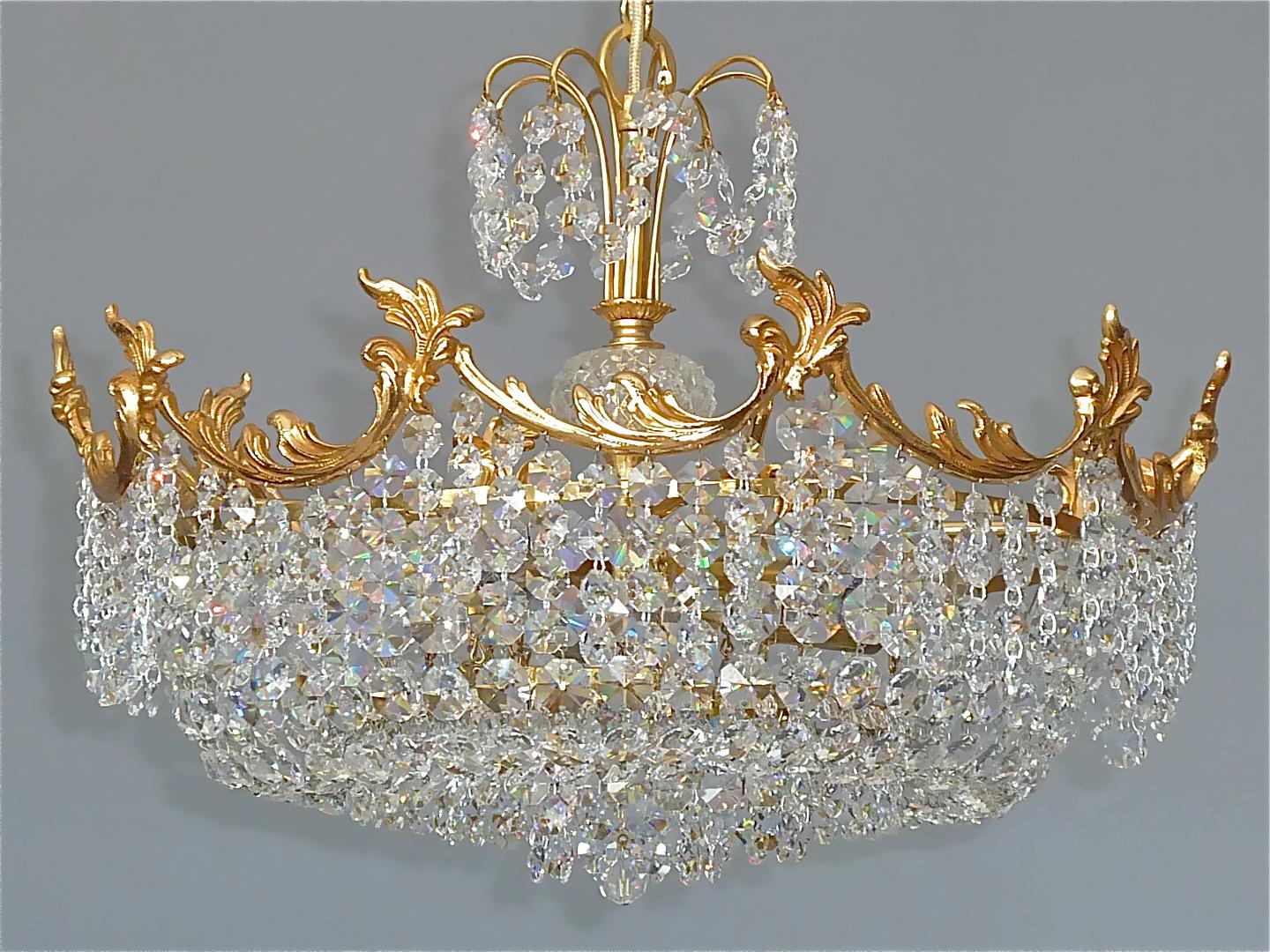 Klassischer Palwa-Kronleuchter aus vergoldetem Messing und facettiertem Kristallglas im Rokoko-Stil, 1960er Jahre  im Angebot 1