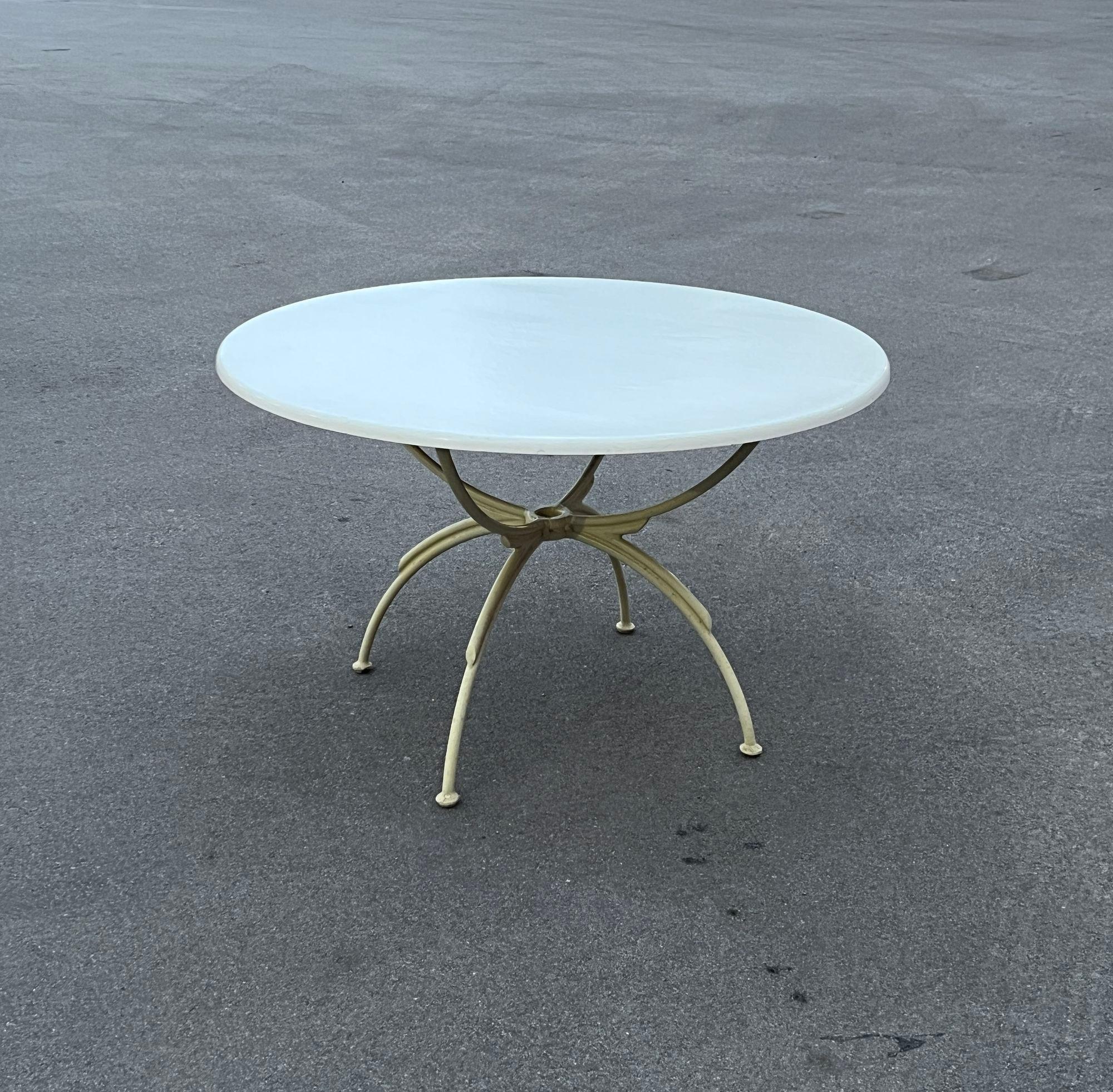 USA, 1960er Jahre
Großartiges Terrassenset mit einer runden, spielhohen, aus Kunststein geformten Fiberglasplatte und vier klassisch gestalteten Stühlen. Gut gemacht, aber nicht schwer zu bewegen. Buttergelbe Oberfläche.
ABMESSUNGEN
Tisch, 42,5