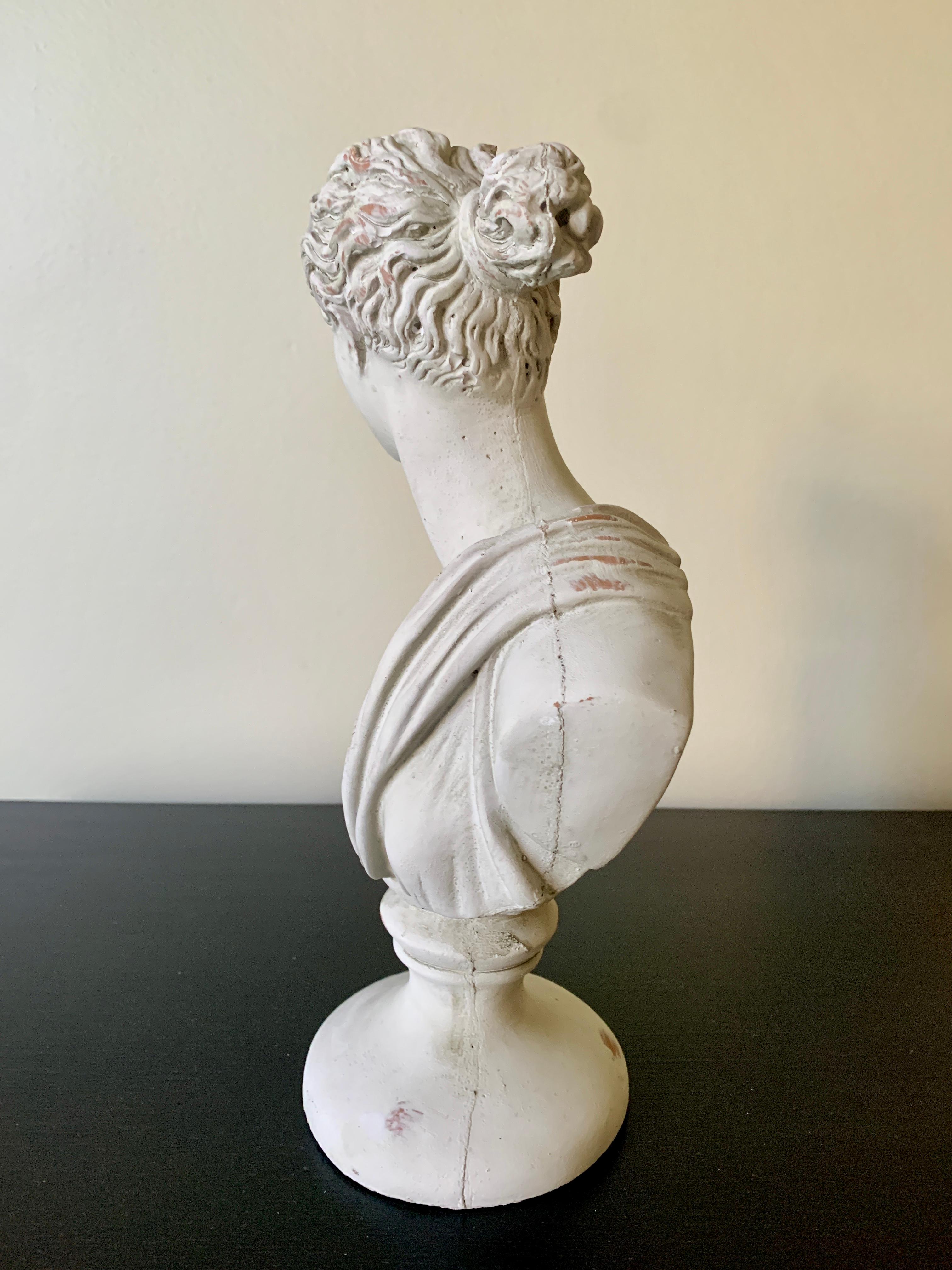 Buste classique en plâtre de la déesse Diane Sculpture en vente 1
