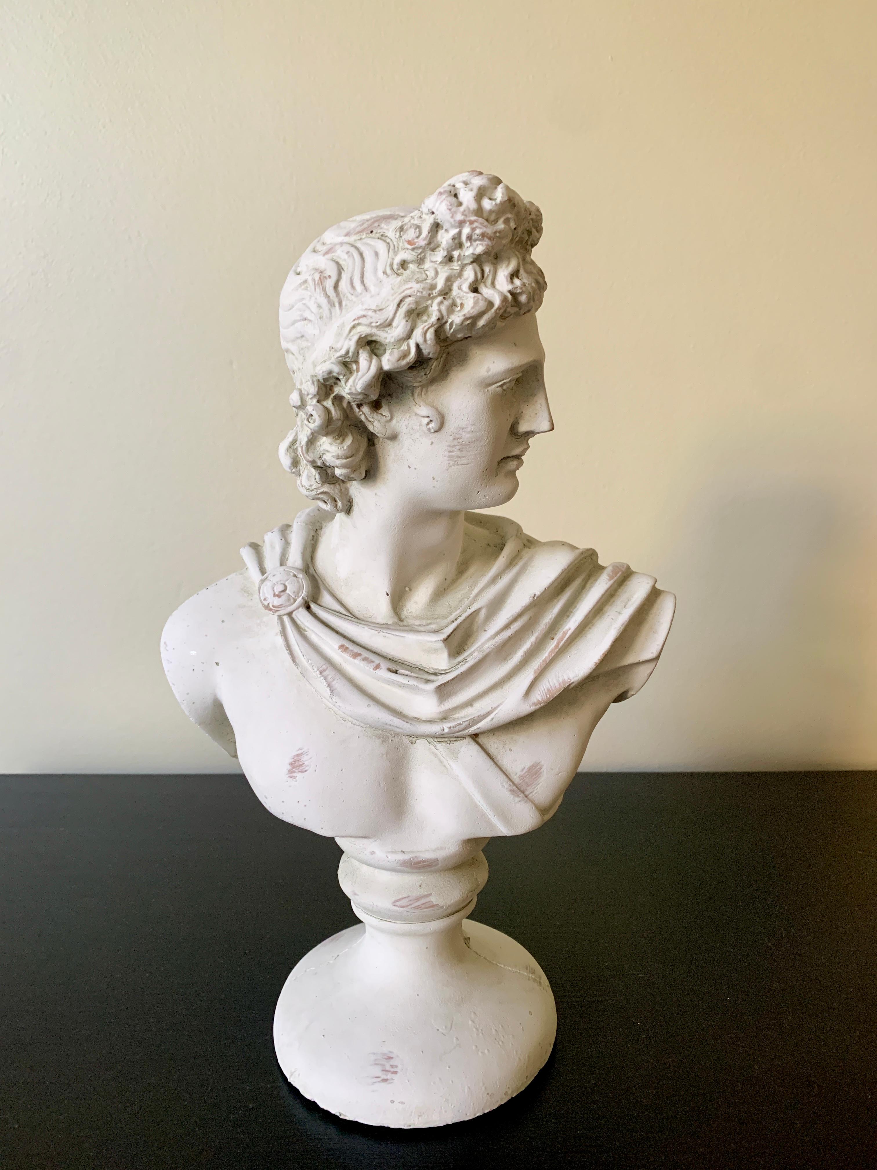 A gorgeous cast plaster Neoclassical Grand Tour style male head bust of the mythological god Apollo Belvedere sculpture

USA, 21st Century

Measures: 8