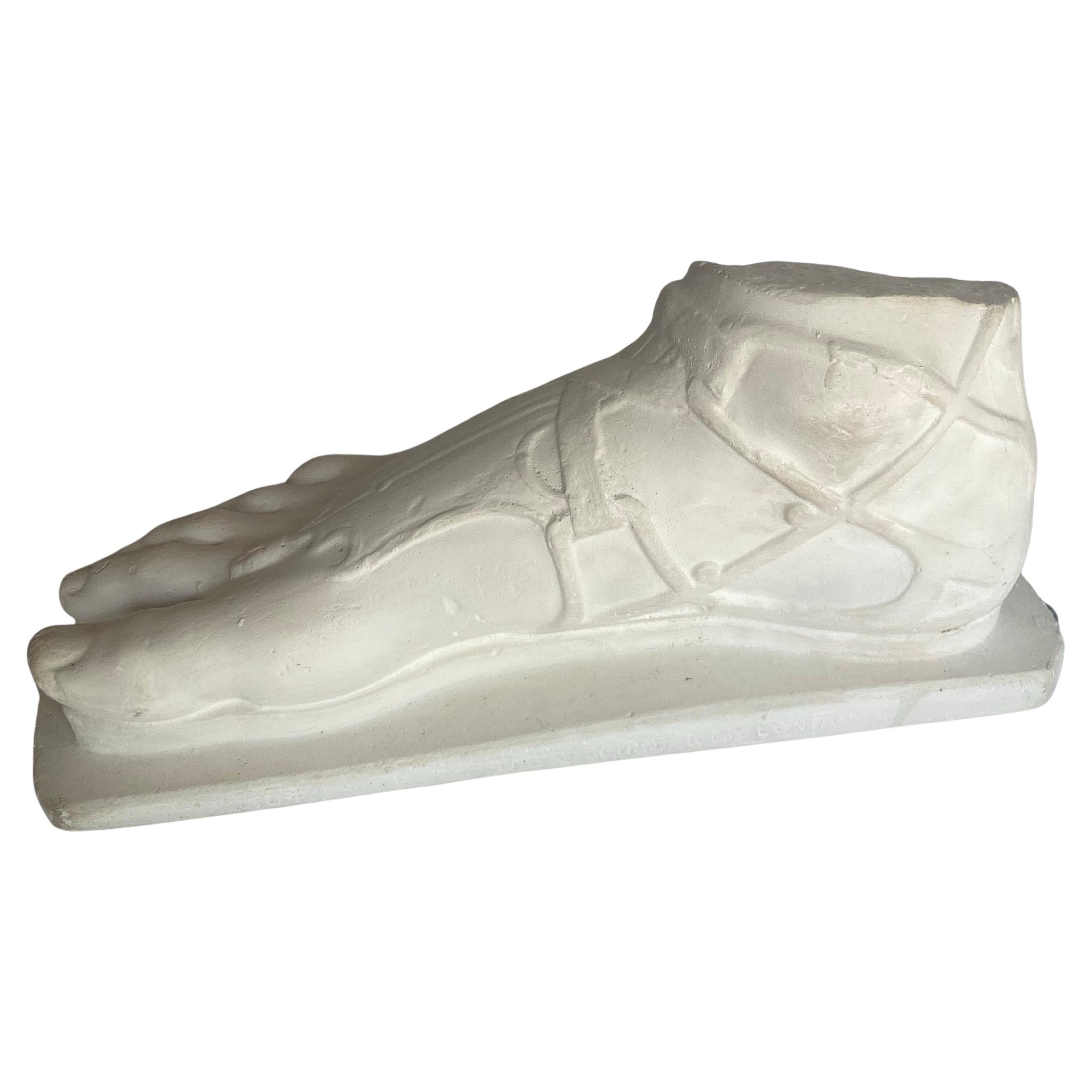 Klassische Hermes-Fußskulptur aus Gips von D. Brucciani & Co, London (Klassisch-griechisch) im Angebot