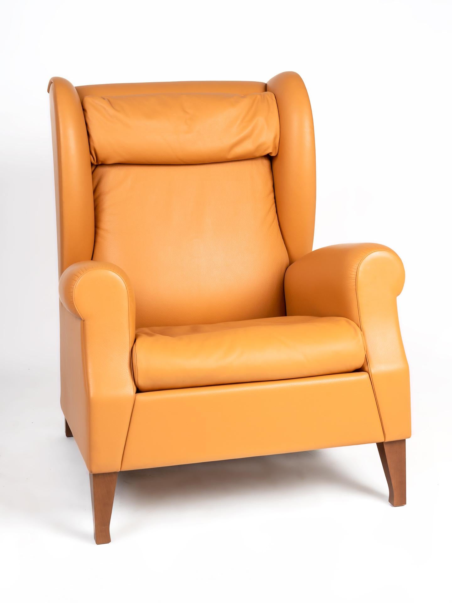 This wonderfully crafted wingback chair by Poltrona Frau is a true design classic. The design language as well as the leatherworking show the excellent Italian manufacture in which the seating comfort is not neglected. The very nice wingback chair