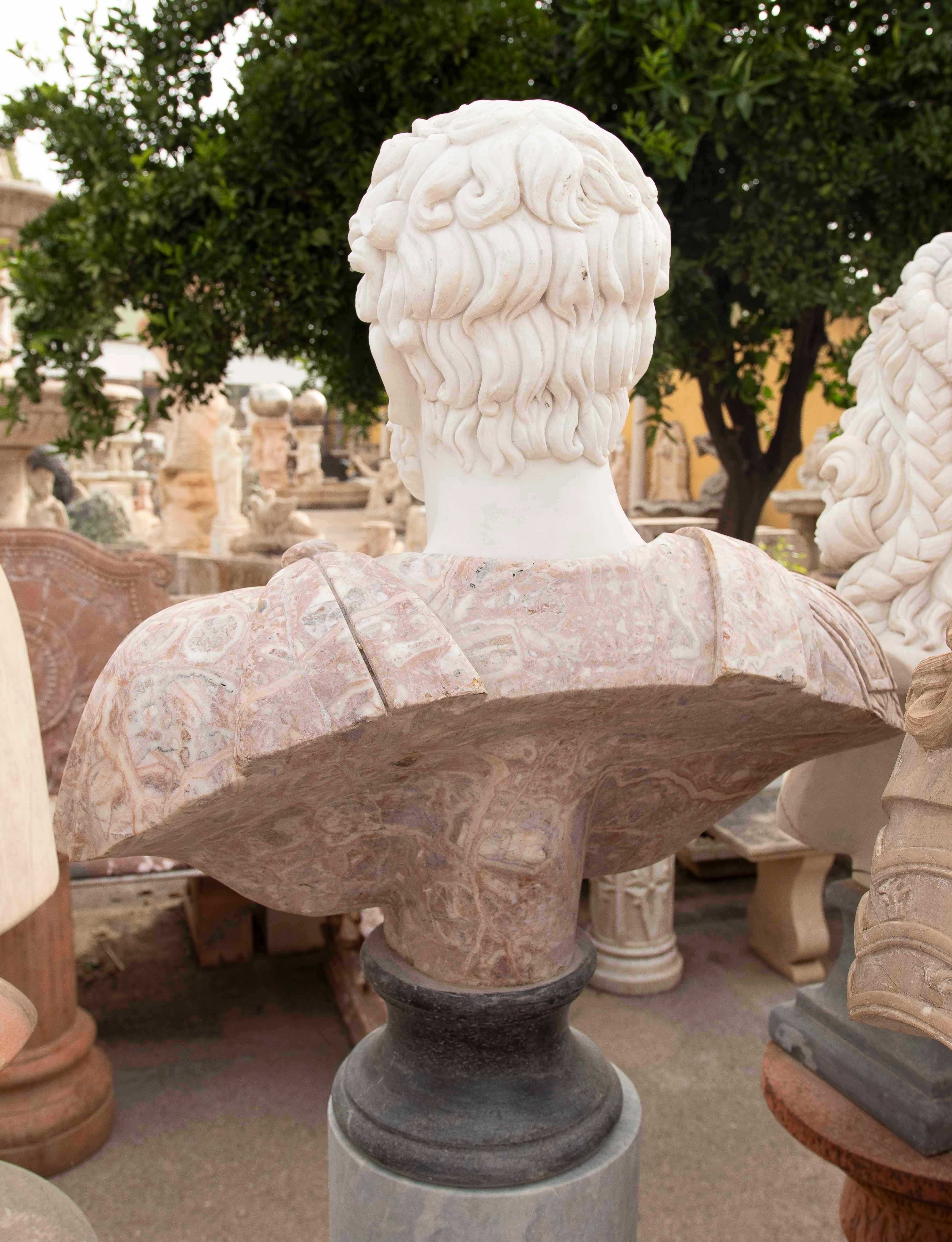 Busto clásico de mármol rojo con retrato de un emperador romano en venta 5