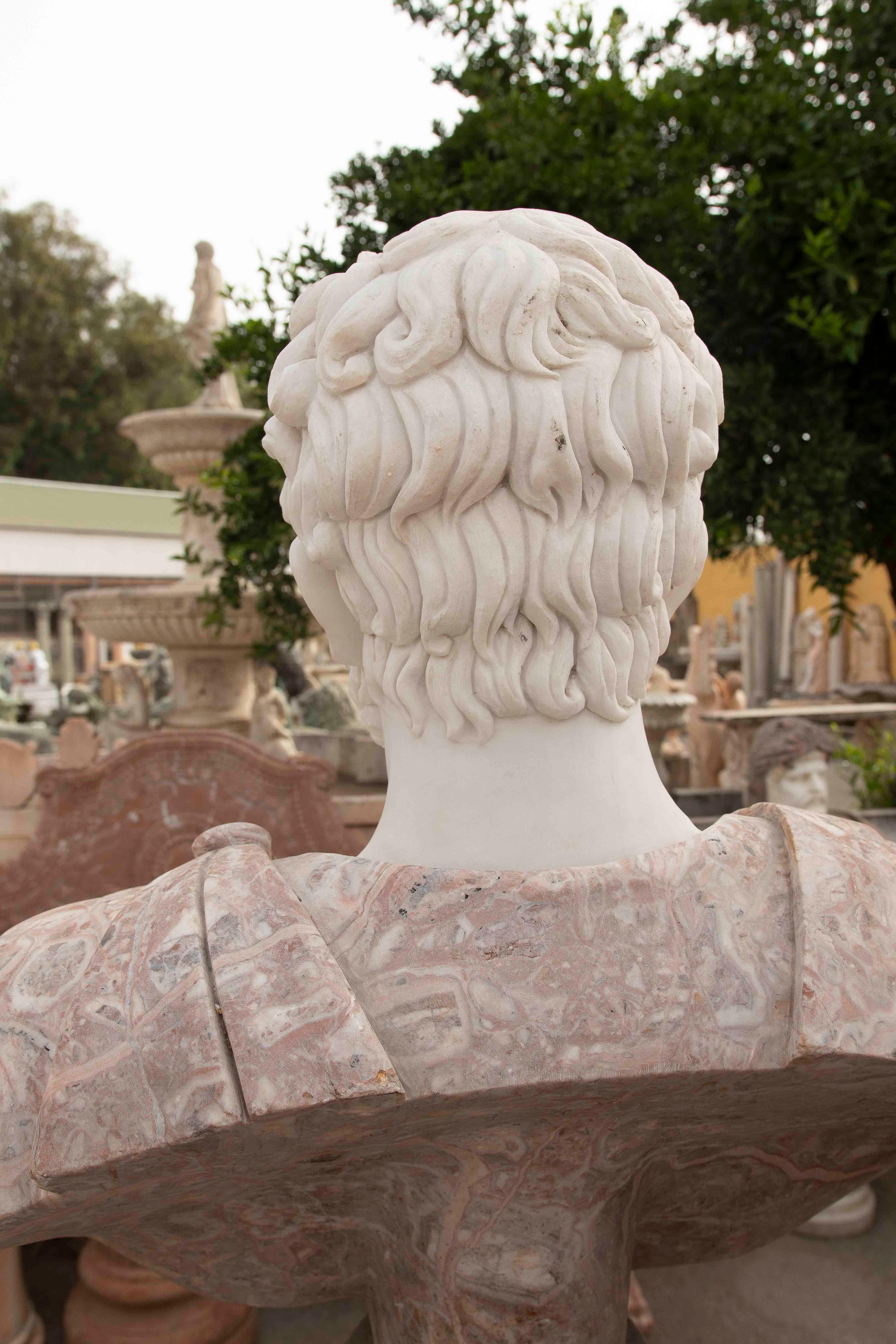 Busto clásico de mármol rojo con retrato de un emperador romano en venta 6