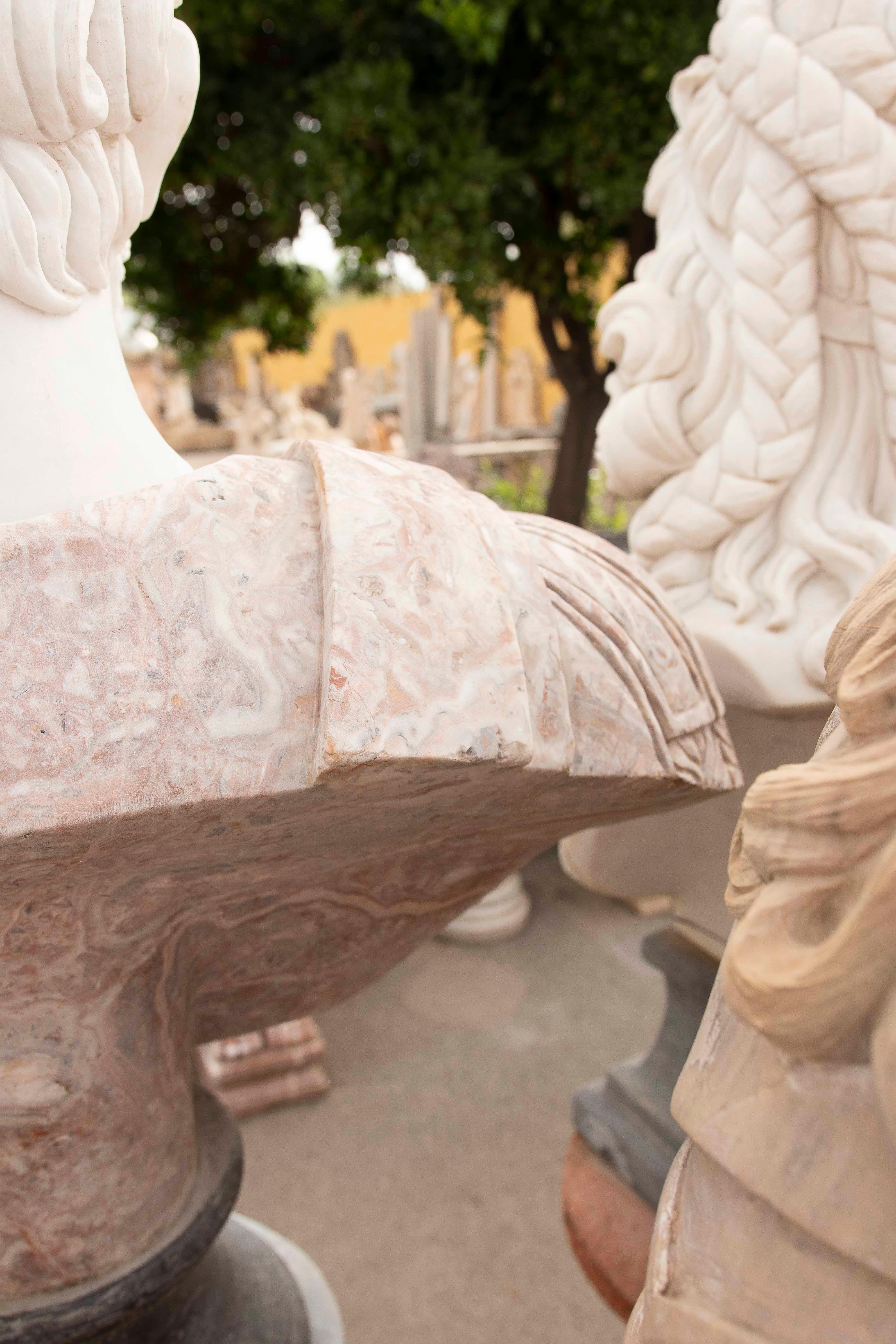 Busto clásico de mármol rojo con retrato de un emperador romano en venta 8