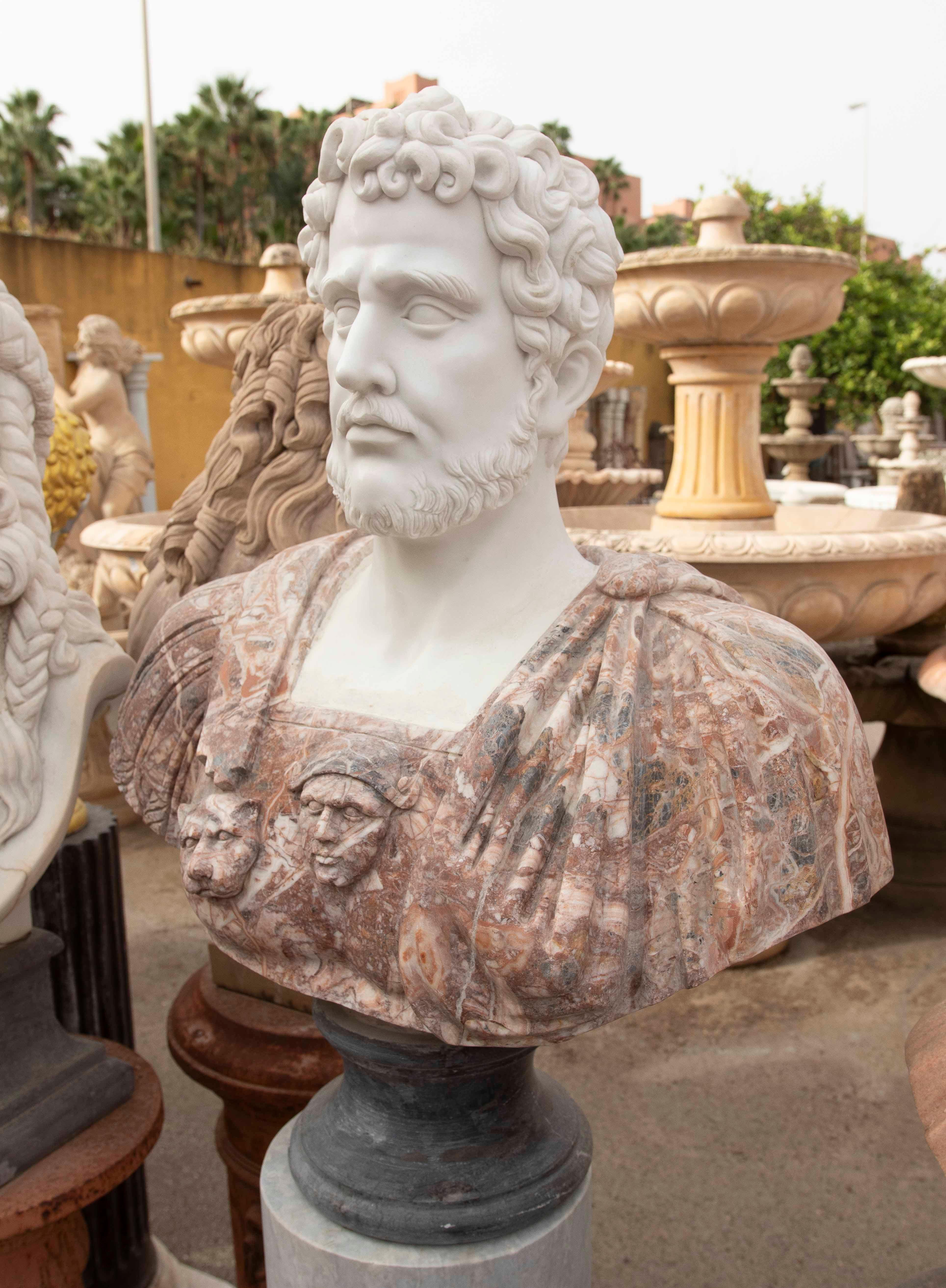 Busto clásico de mármol rojo con retrato de un emperador romano en Bueno estado para la venta en Marbella, ES