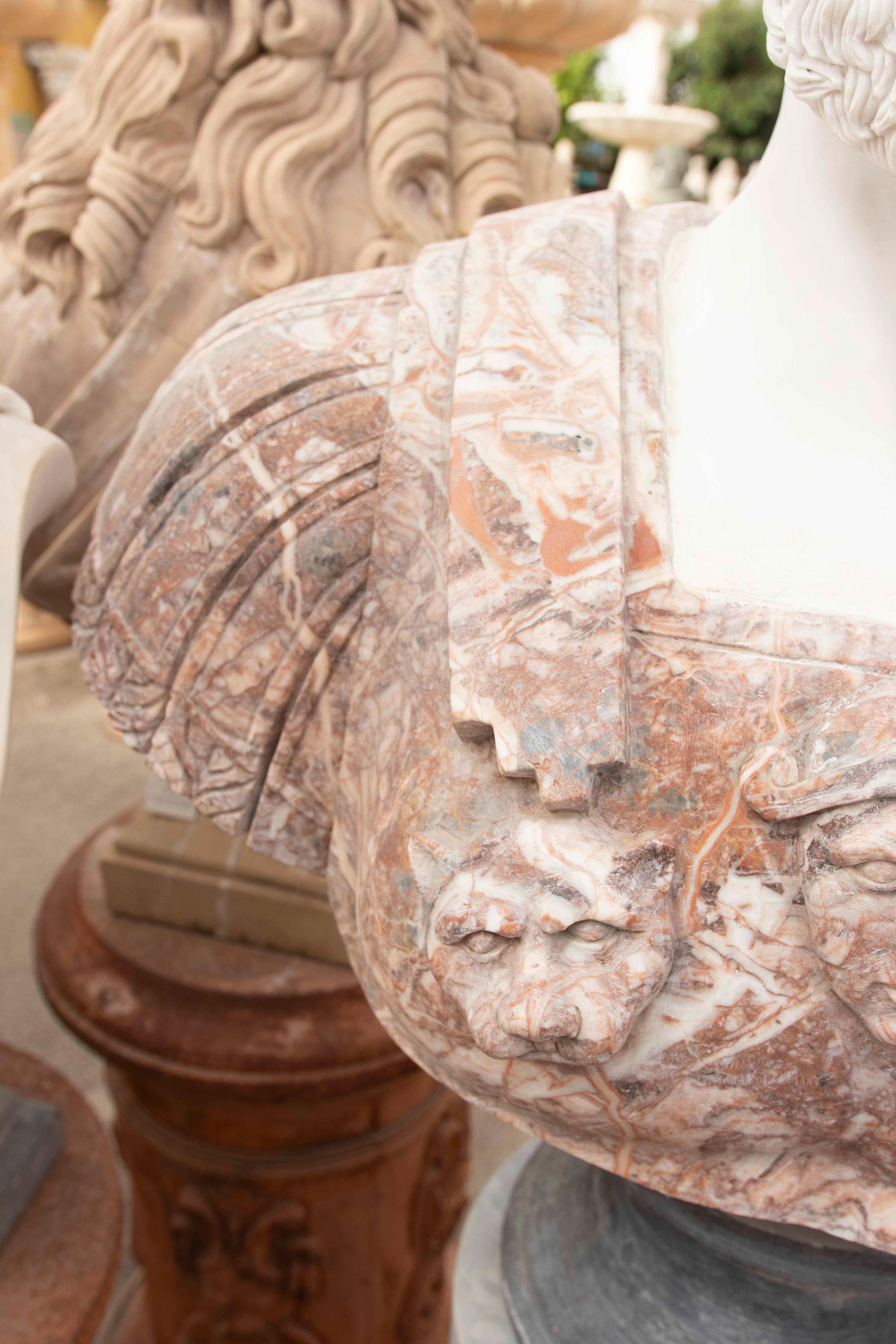 Busto clásico de mármol rojo con retrato de un emperador romano en venta 1