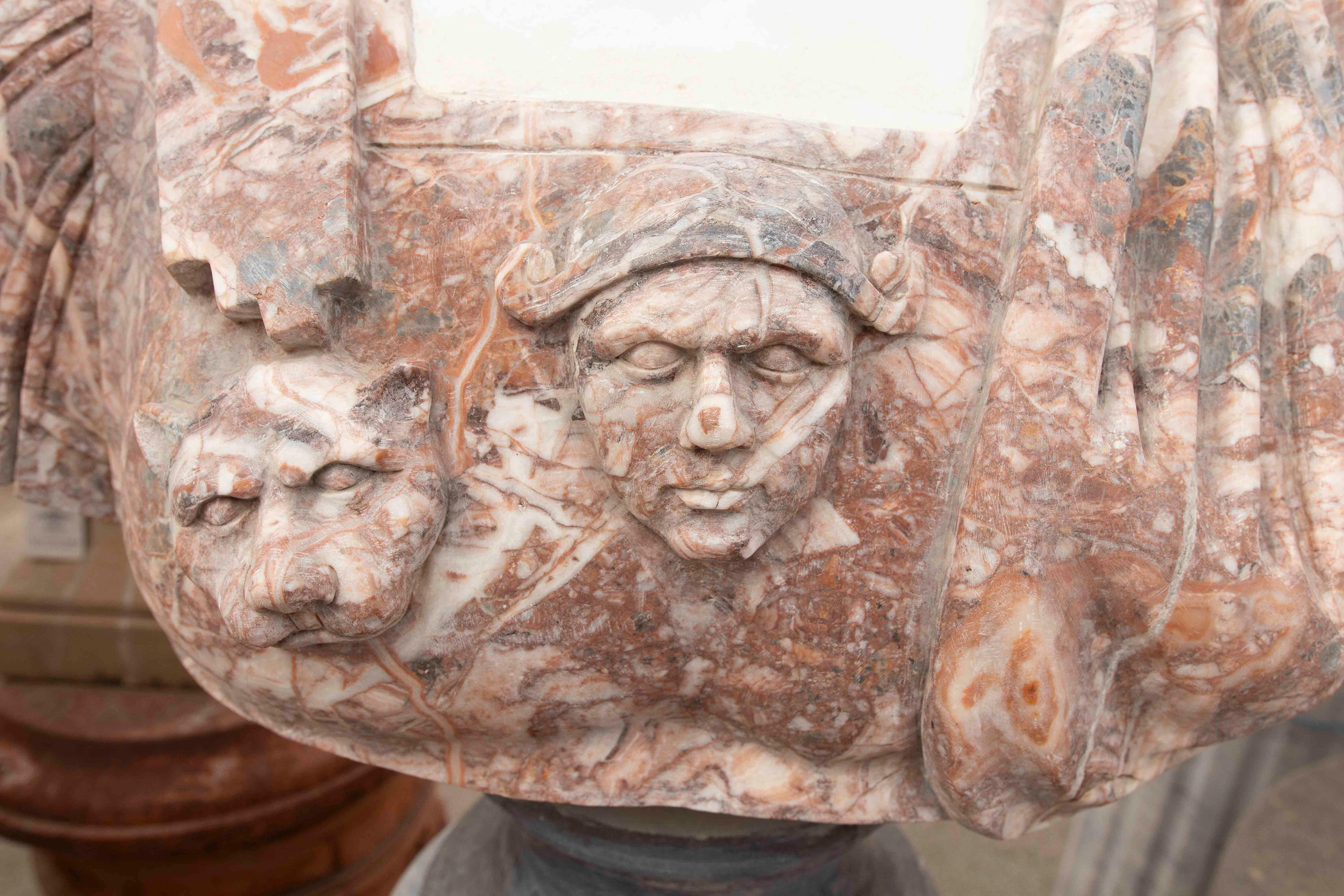 Busto clásico de mármol rojo con retrato de un emperador romano en venta 2