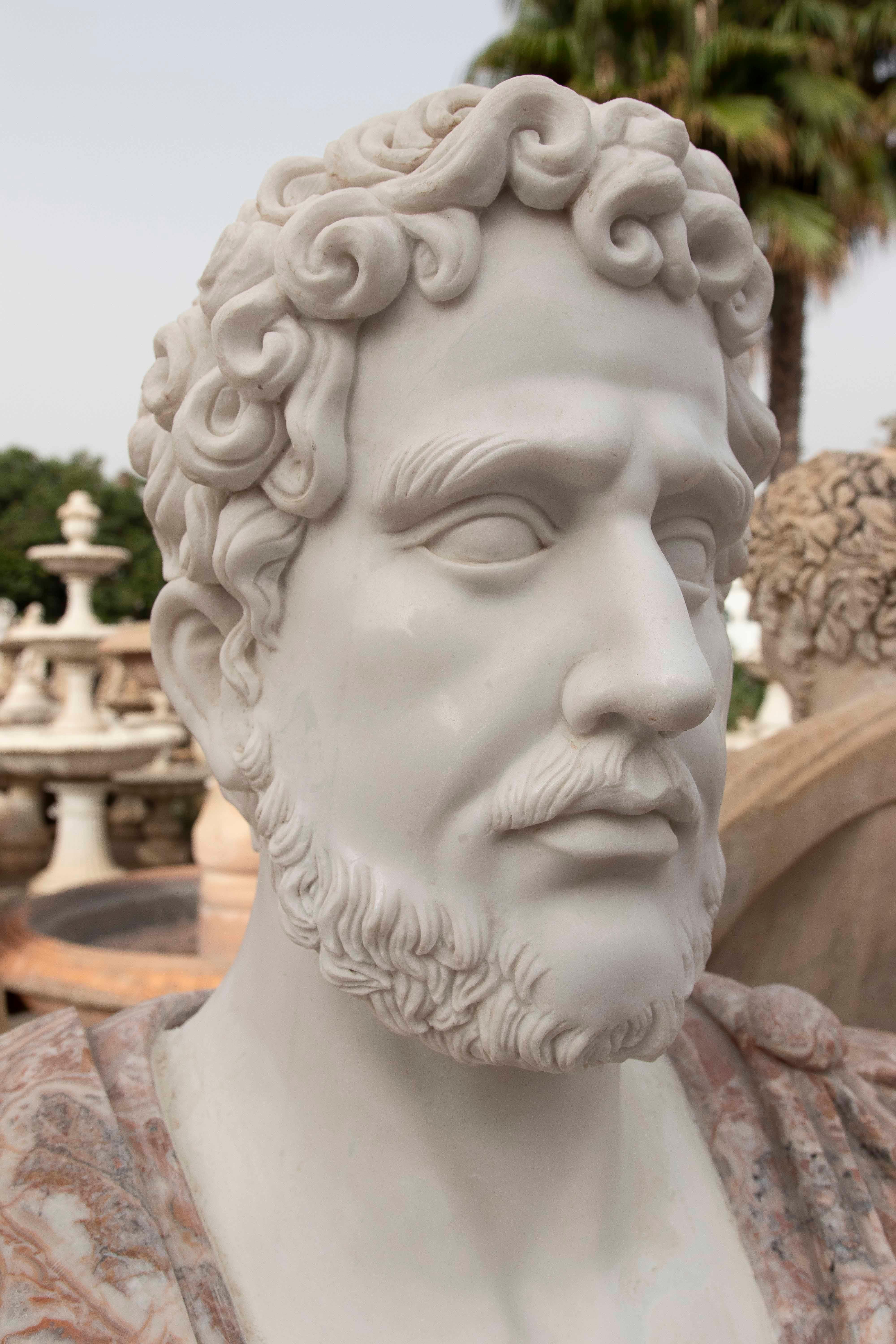 Busto clásico de mármol rojo con retrato de un emperador romano en venta 3