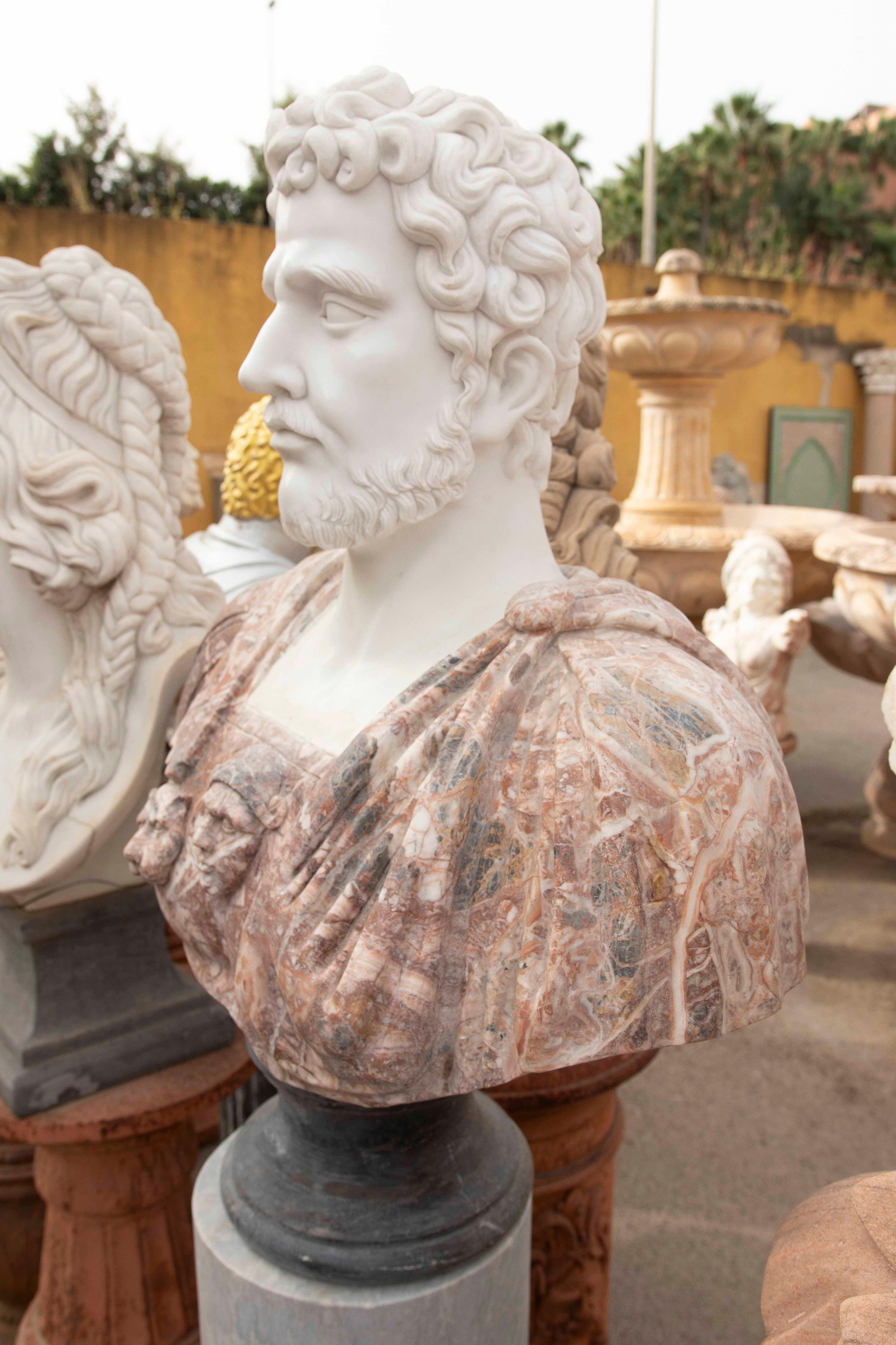 Busto clásico de mármol rojo con retrato de un emperador romano en venta 4