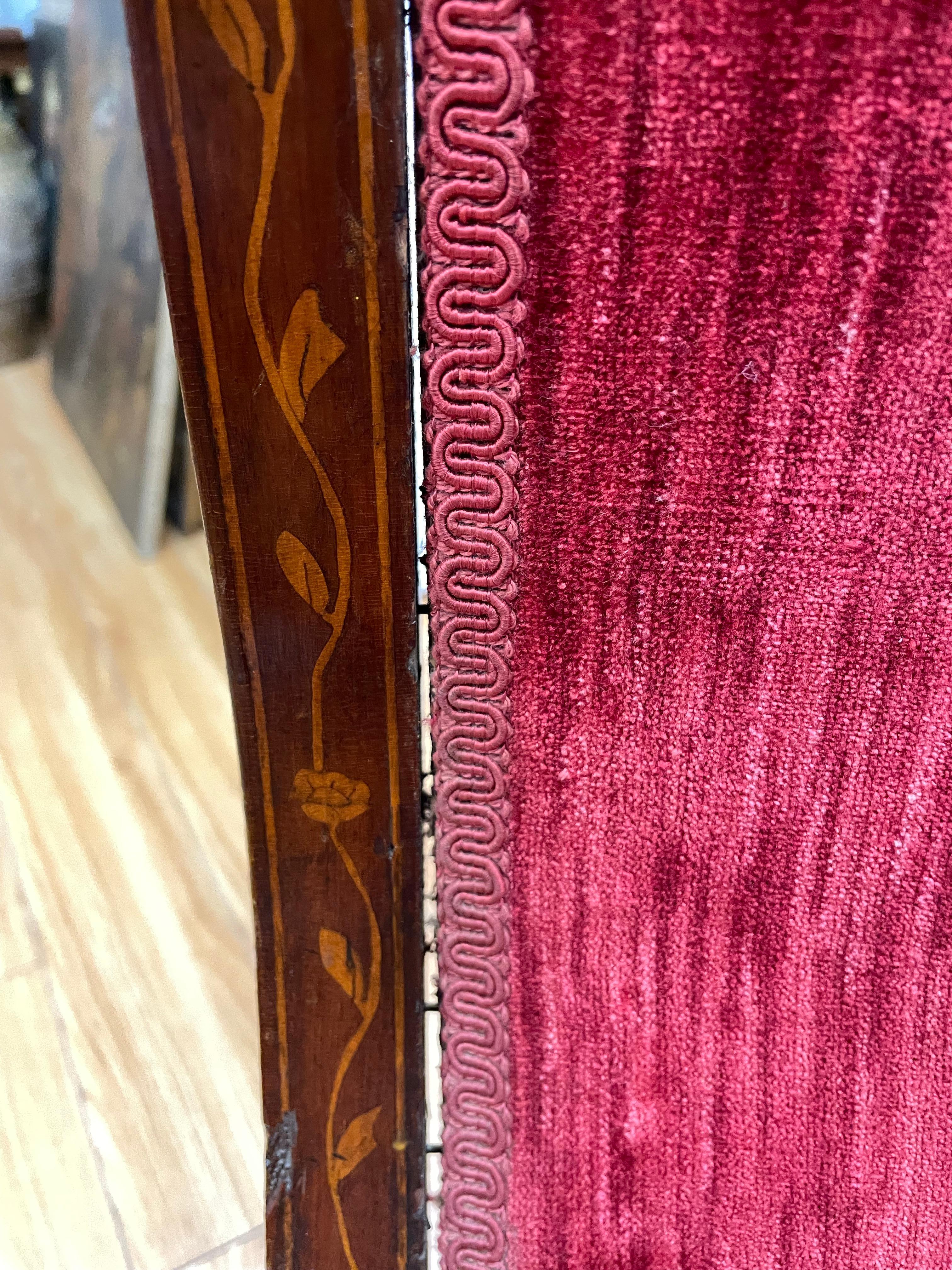 Chaise de bureau classique en velours rouge, tapissée et incrustée, de style renaissance