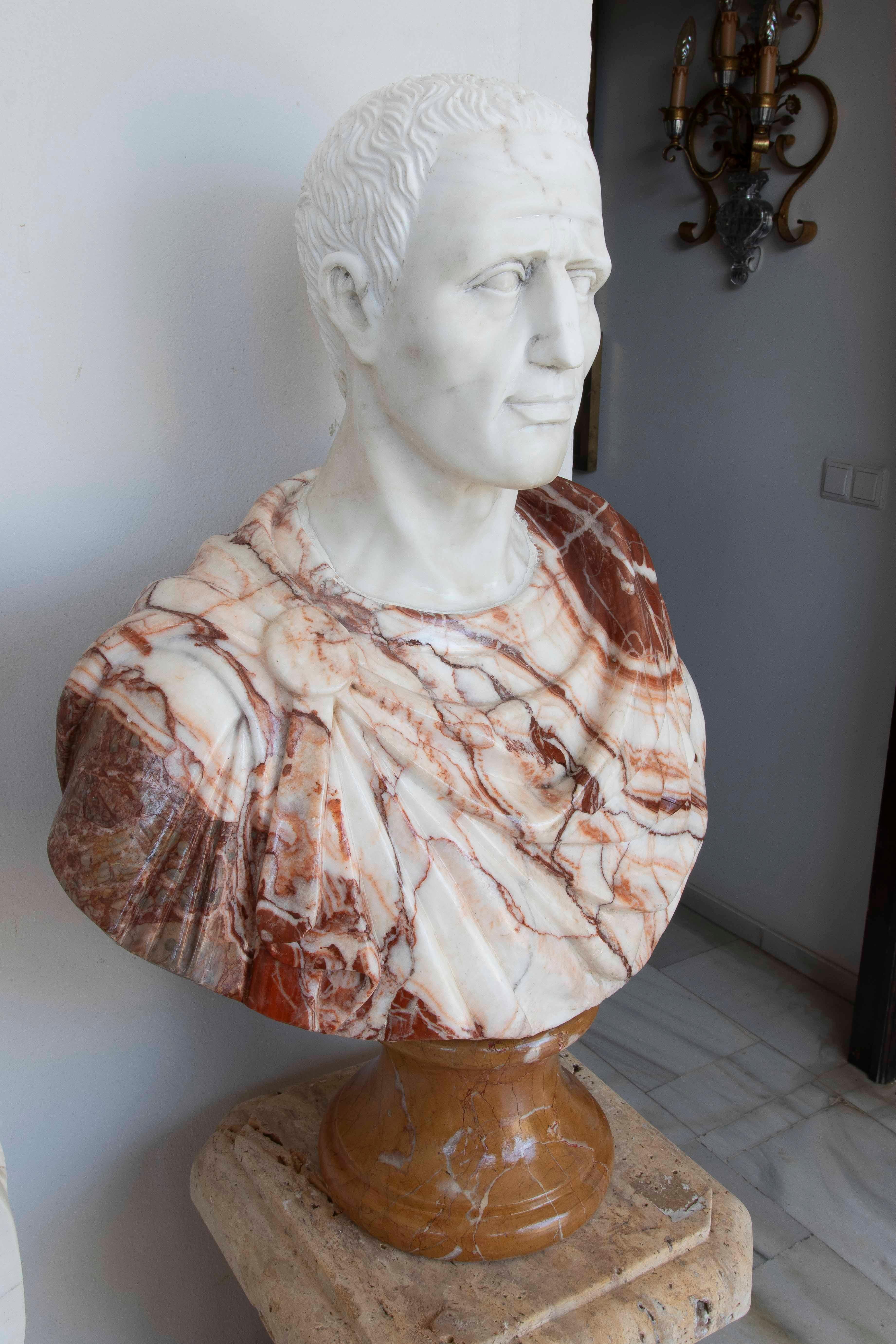 Klassische römische Büste aus weißem Marmor und rotem Onyx - Skulptur im kaiserlichen Stil (Europäisch) im Angebot