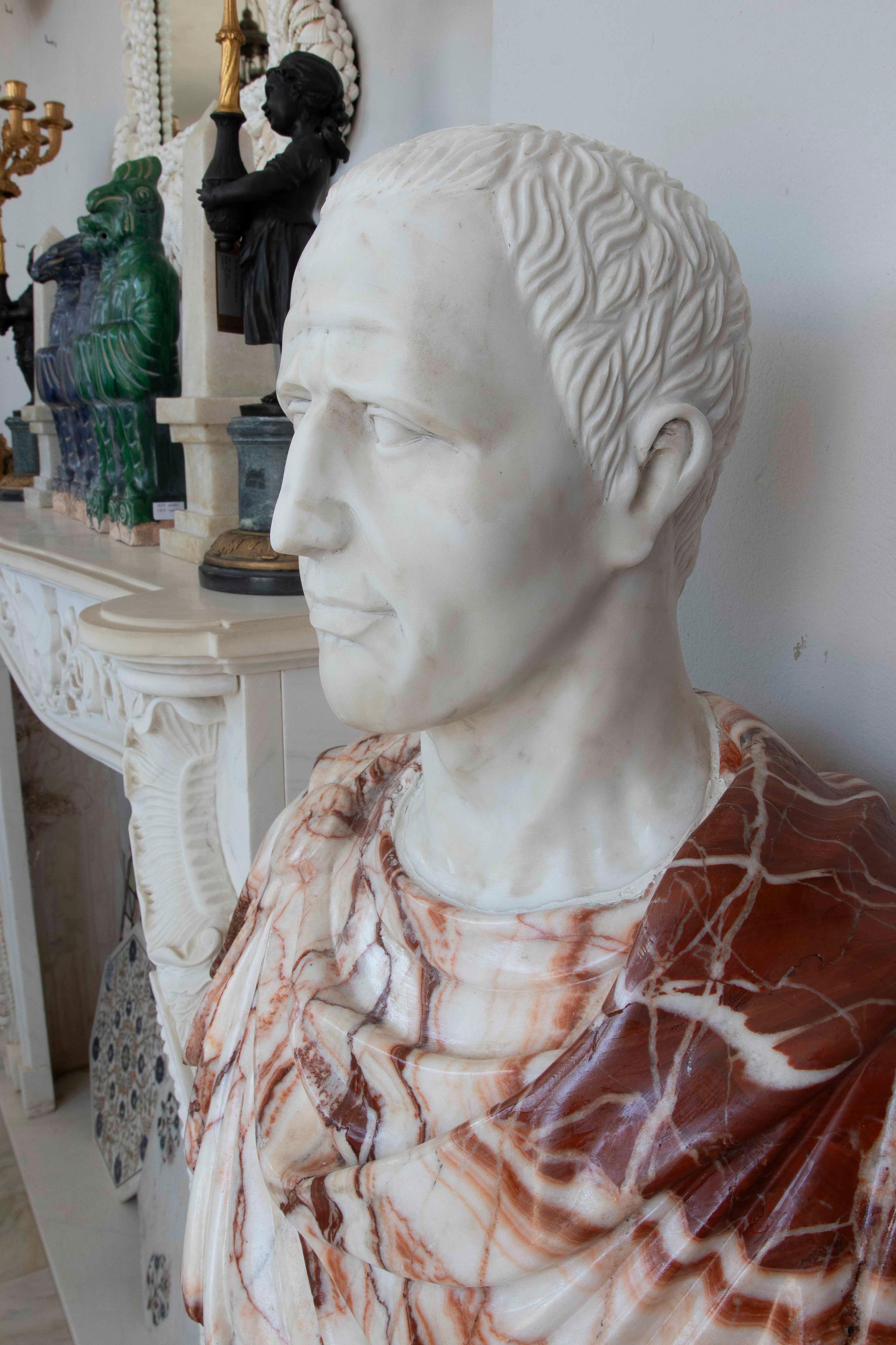 Klassische römische Büste aus weißem Marmor und rotem Onyx - Skulptur im kaiserlichen Stil im Zustand „Gut“ im Angebot in Marbella, ES