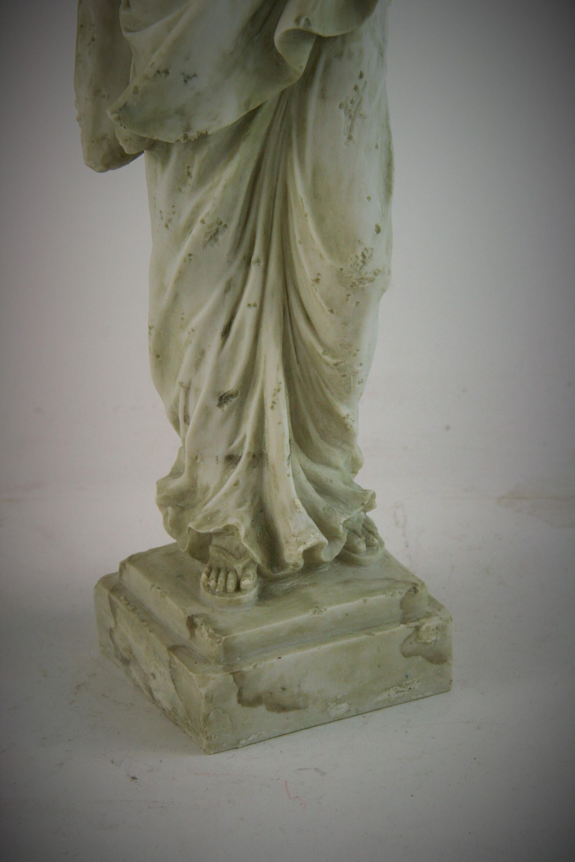 Classical Roman Female Patrician Sculpture In Good Condition In Douglas Manor, NY