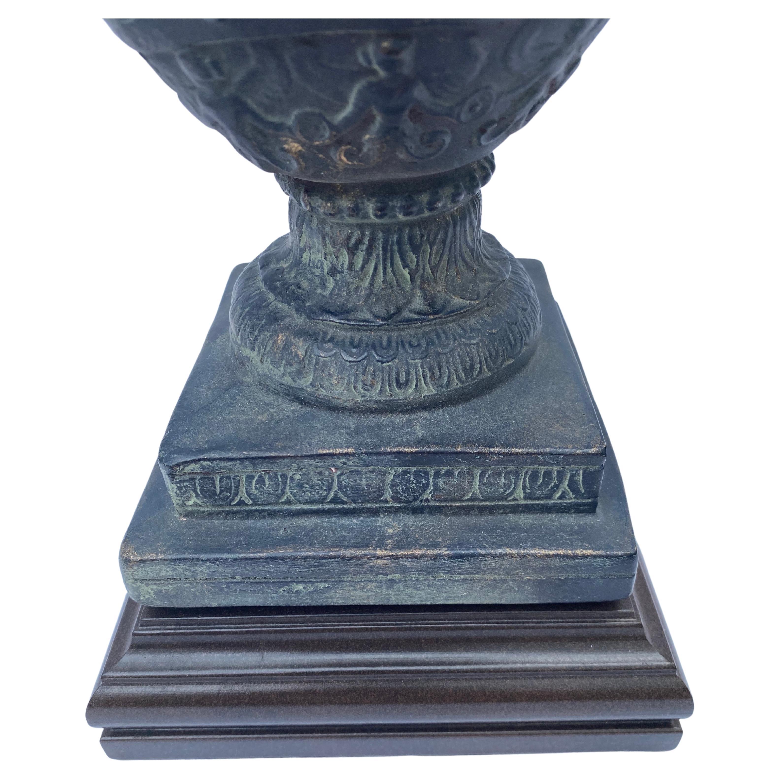 Klassische römische figurale Urnenvase aus Gips, Tischlampe im Angebot 5