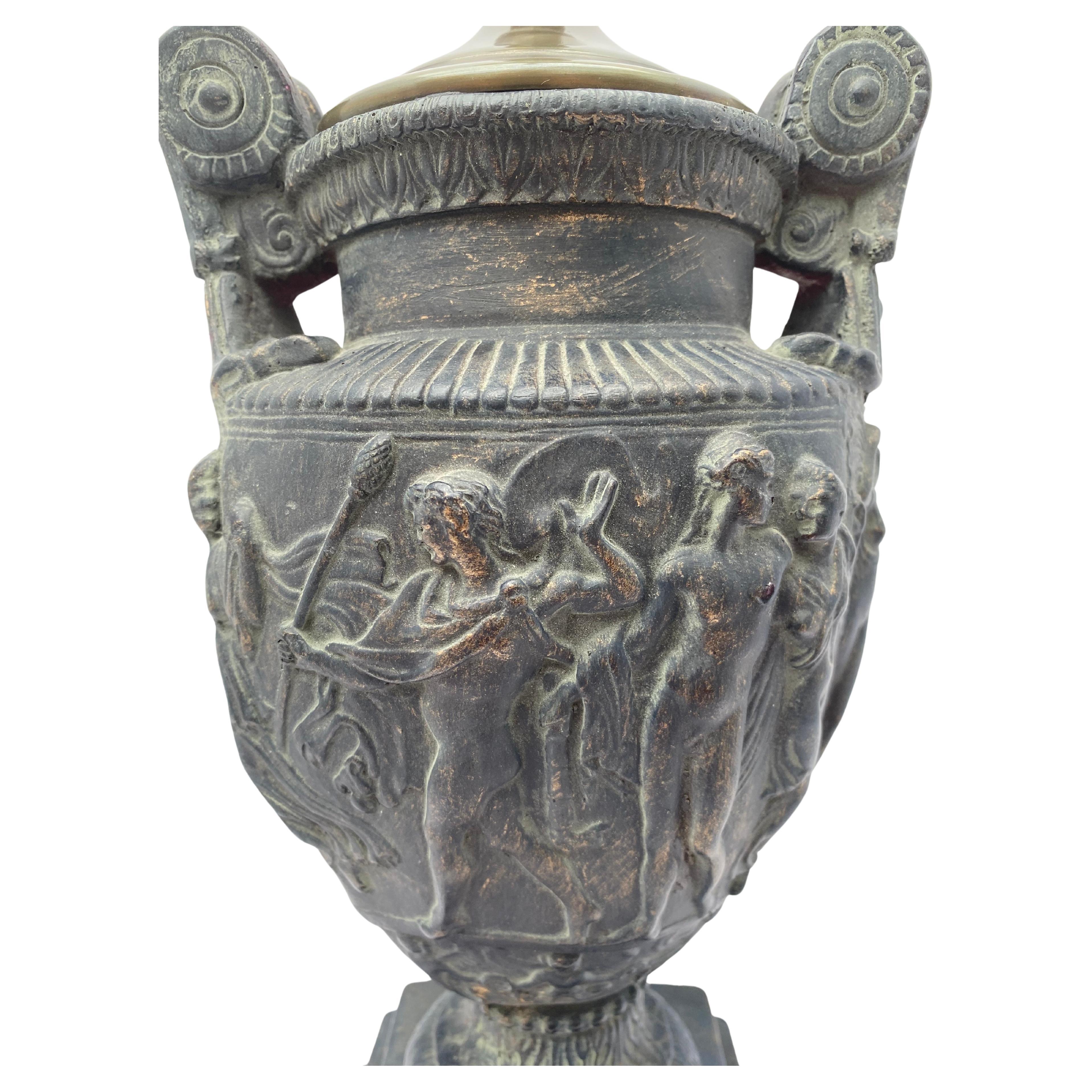 Klassische römische figurale Urnenvase aus Gips, Tischlampe im Angebot 2