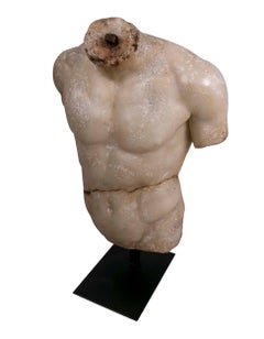 Torse romain classique en résine imprimée en marbre sur piédestal en fer