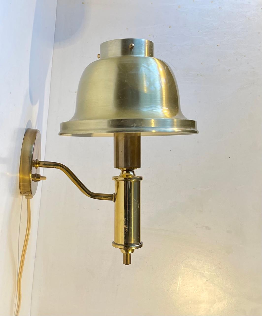 Fixed Wall light in brass and brass alloy aluminium. Nautical modern styling. It was made by Laoni in Denmark during the 1970s. Measurements: H: 32 cm, Diameter: 20 cm, Dept/reach: 28 cm.
For the US. It will come installed with a 110 watt adaptor