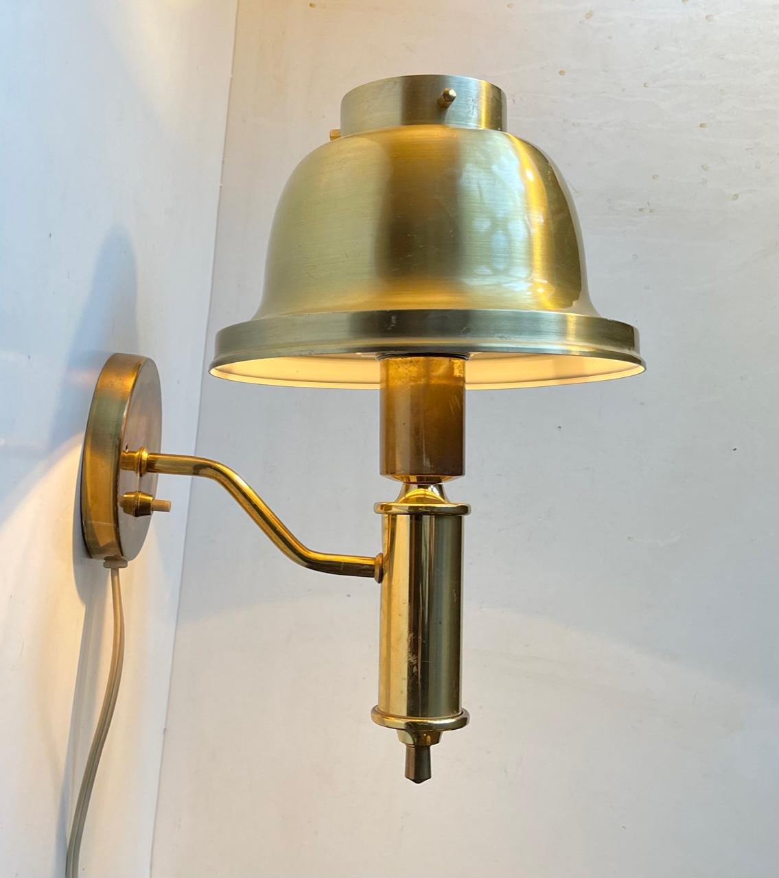 Classical Scandinavian Maritime Brass Wall Sconce from Laoni, 1970s In Good Condition For Sale In Esbjerg, DK