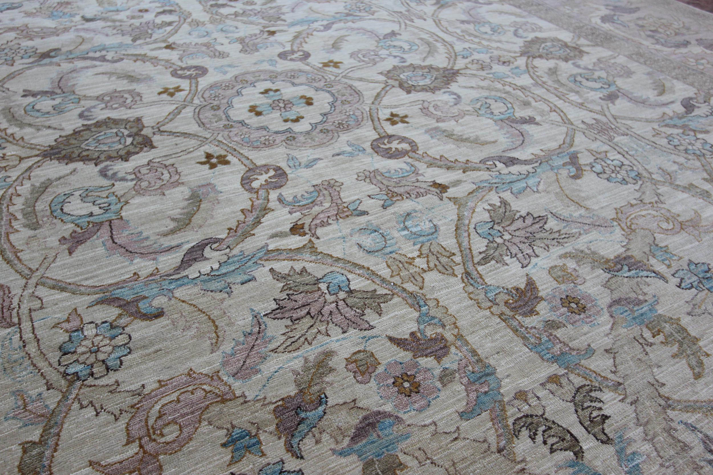 Classical 'Sickle Leaf' Design, Contemporary Carpet In New Condition For Sale In Crondall, Surrey