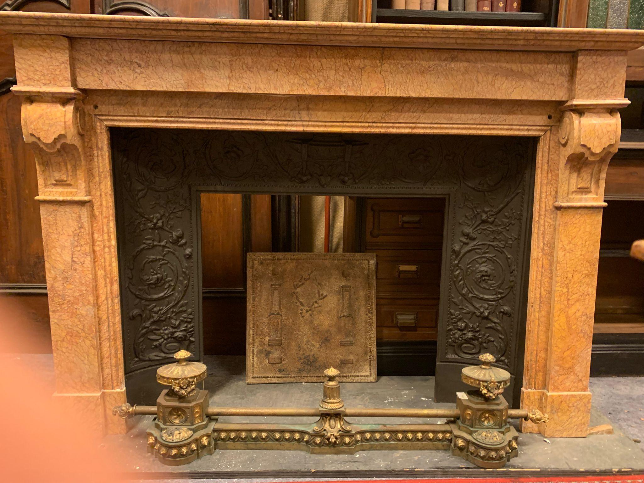 Classical Siena yellow marble fireplace mantle, Italy In Good Condition For Sale In Cuneo, Italy (CN)