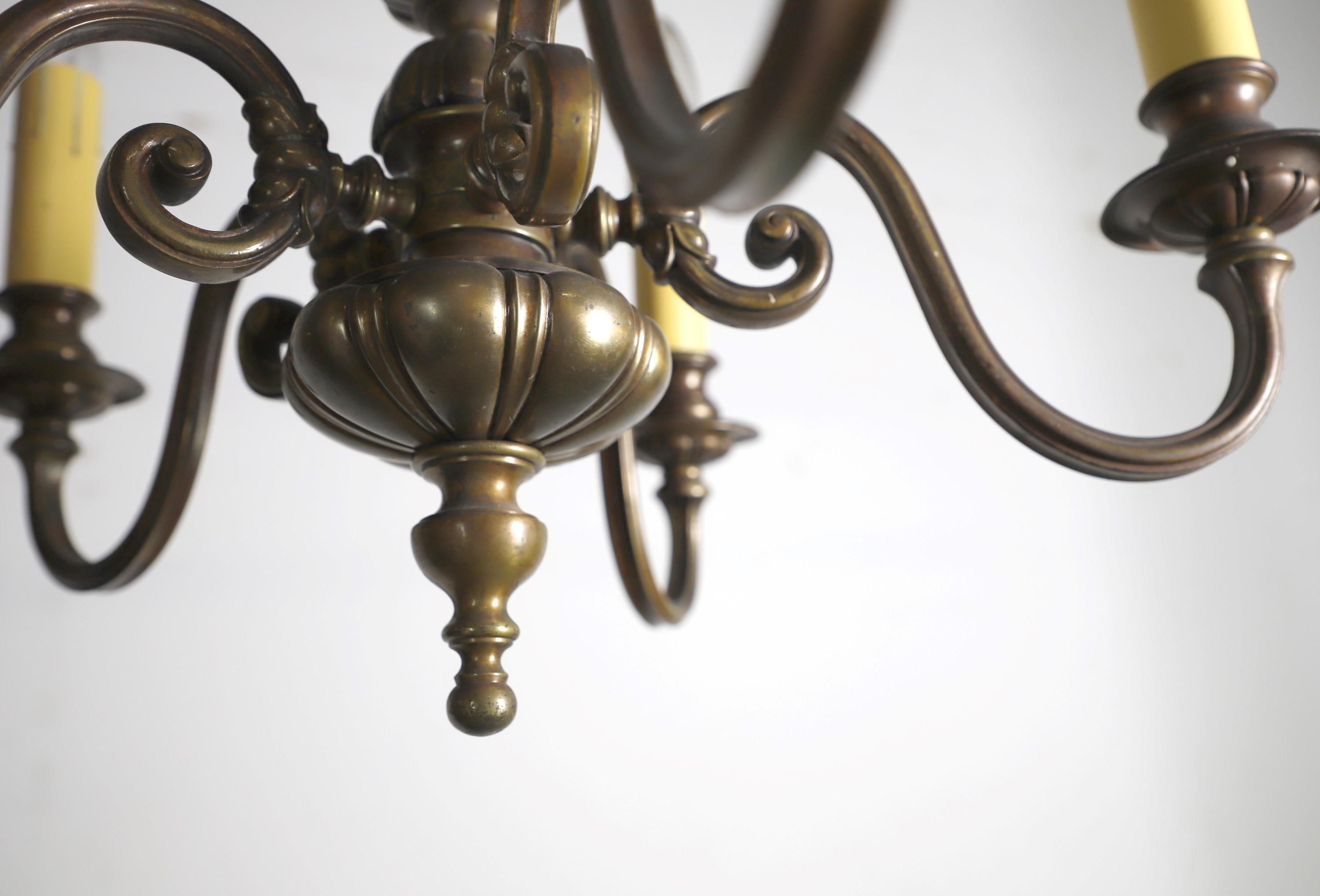 Lustre classique à 5 bras en bronze restauré d'Angleterre Bon état à New York, NY