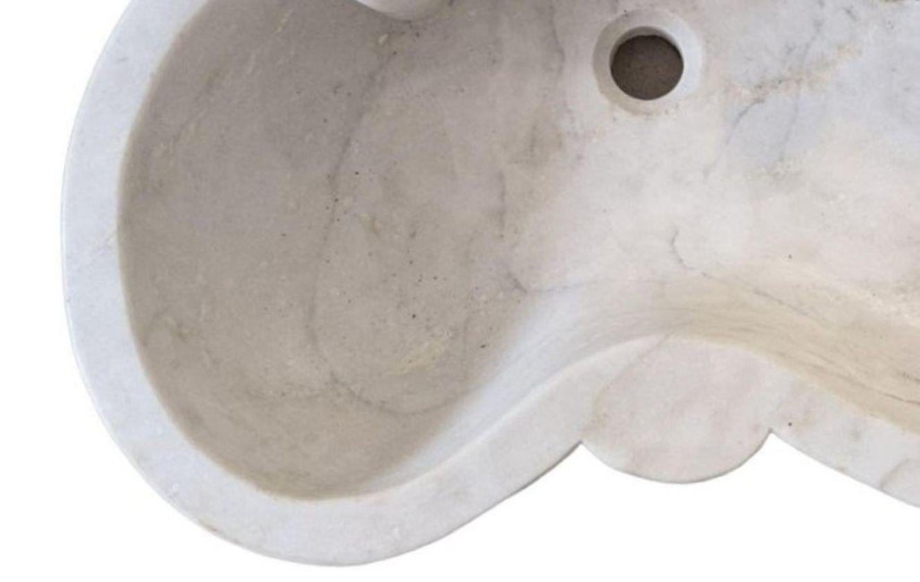 Klassischer Marmor-Wasserbeckenbecken
Serpentinfront mit tiefem Gadroonenschnitzwerk
24