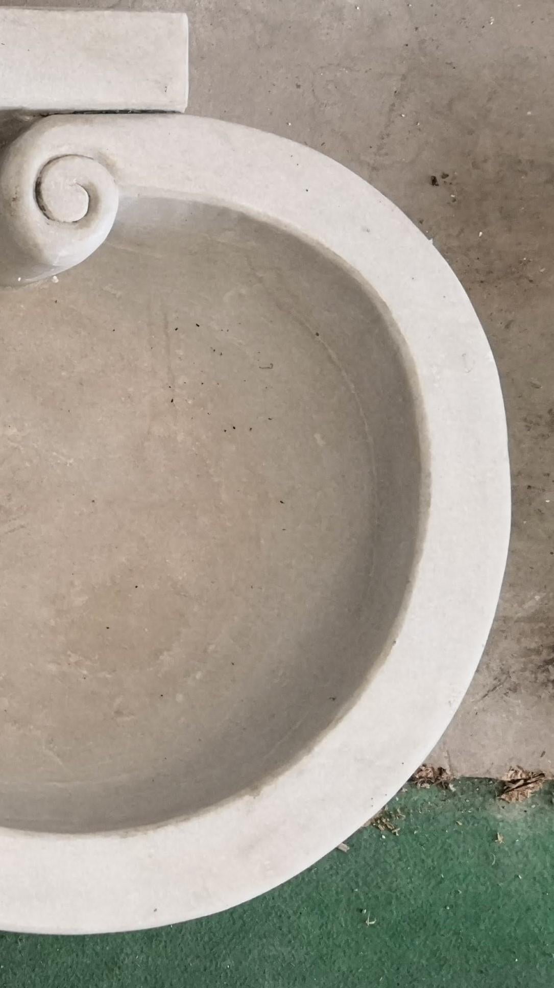 italien Vasque classique en marbre massif en vente