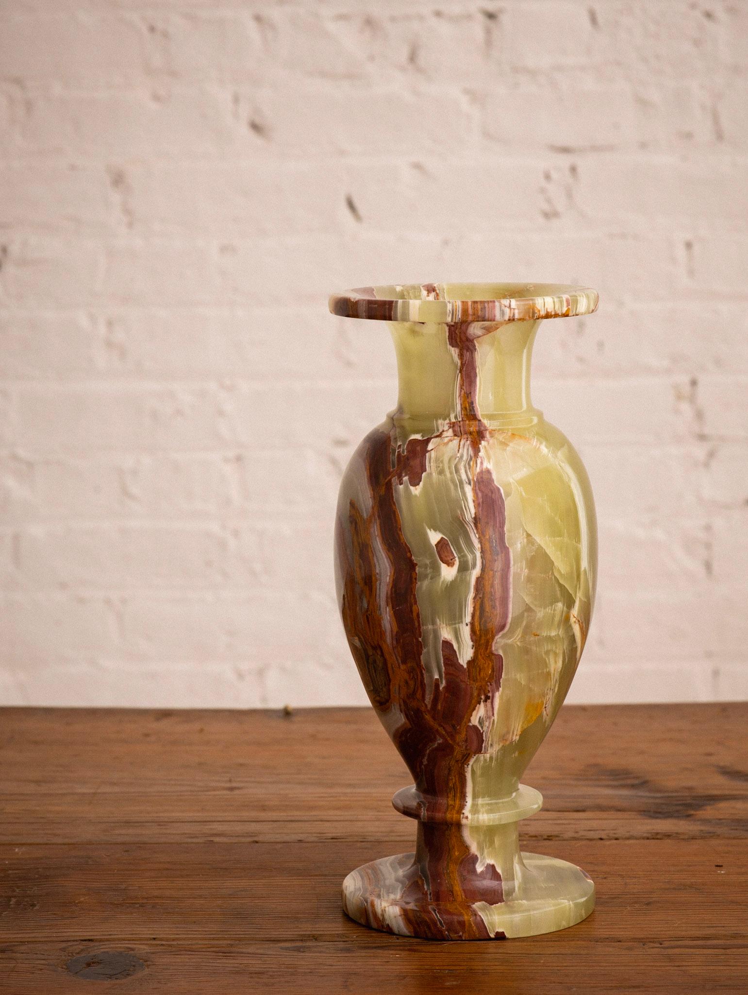 Eine klassische Vase aus massivem Onyx. Erheblich in Größe und Gewicht. Von Hand gedreht und auf Hochglanz poliert. Reichhaltige Farbvariationen von Grüntönen bis hin zu Cremetönen und Brauntönen.