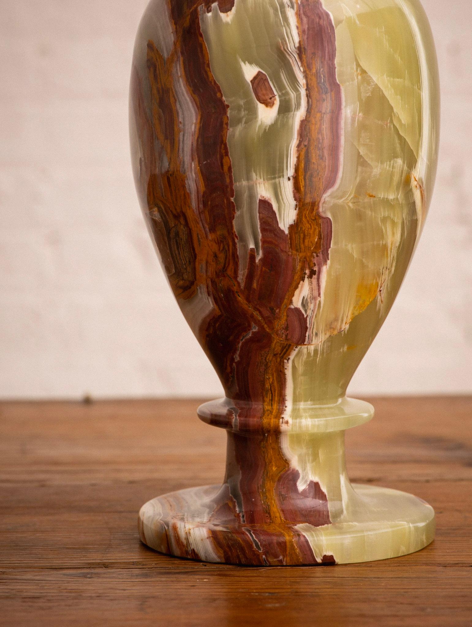 Néoclassique Vase classique en onyx massif