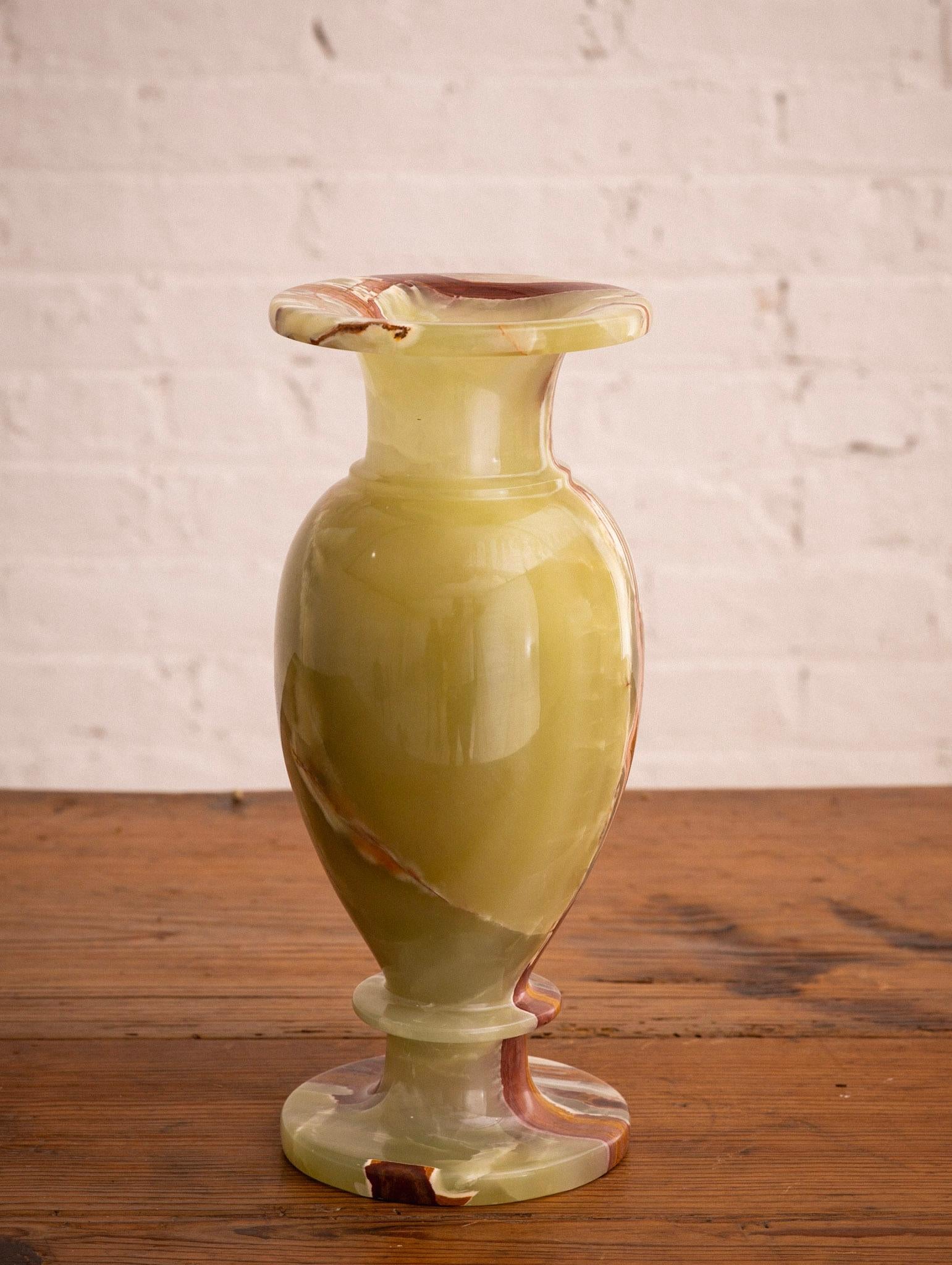 20ième siècle Vase classique en onyx massif