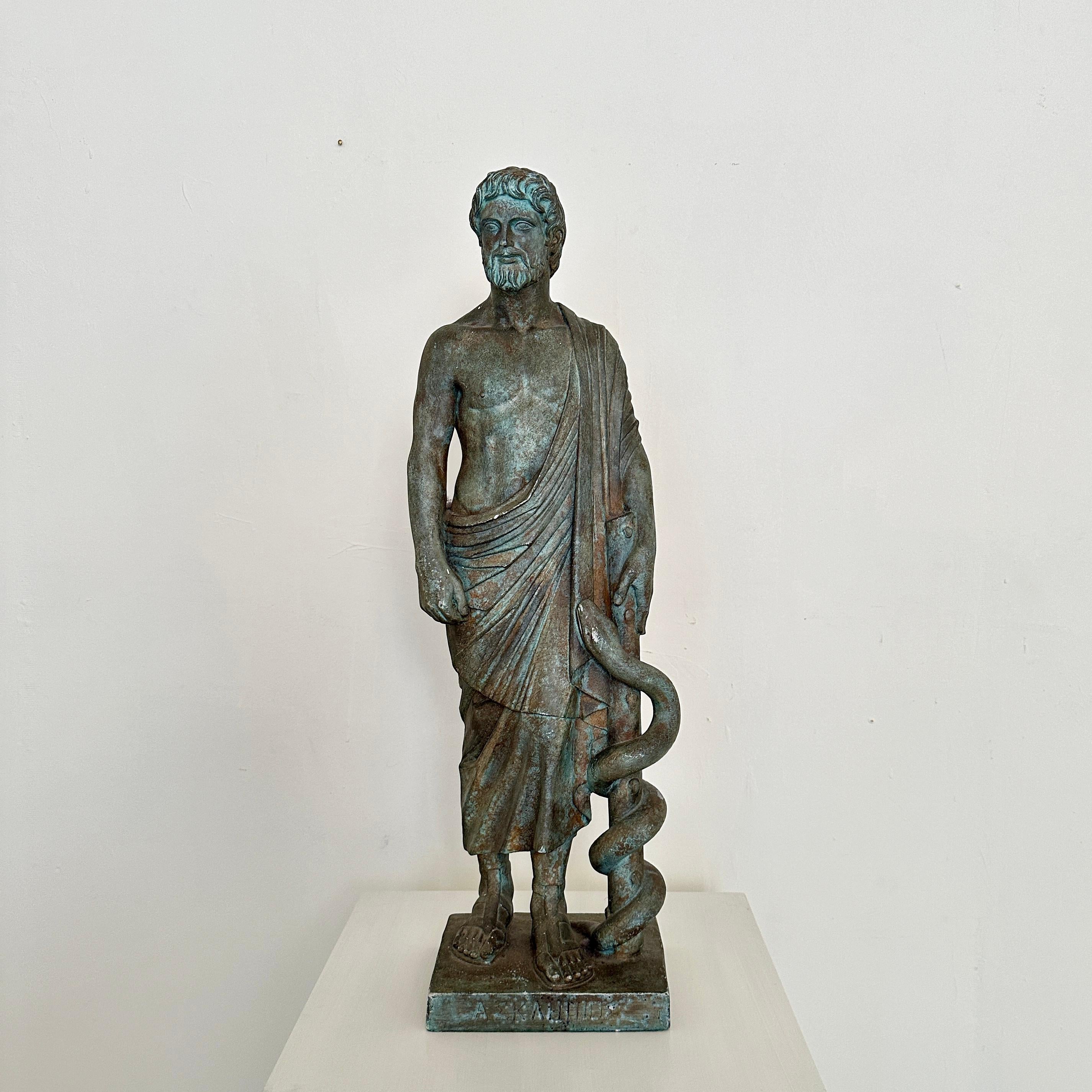 Fabricada hacia 1960, la Estatua Clásica de Asklepios surge como una encarnación intemporal de la curación y la sabiduría. Fabricada en yeso patinado, desprende un aura de antigua reverencia y capta la esencia del venerado dios griego de la