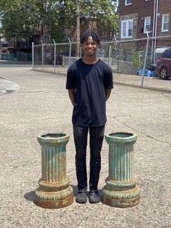 Paire de colonnes rondes cannelées en fonte de style classique pour urne de jardin