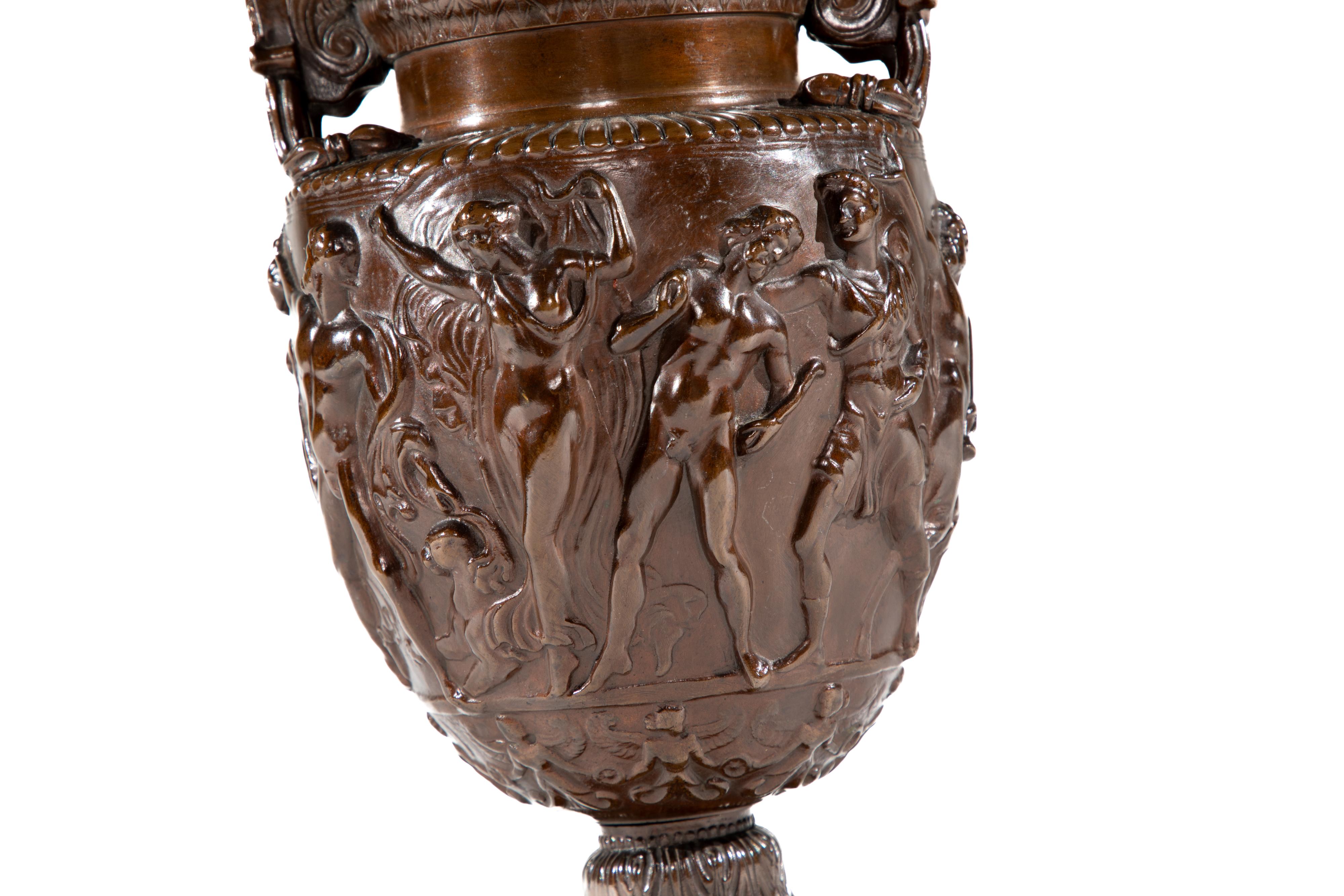 Urna ovale alta in bronzo francese con doppie maniglie in stile classico.