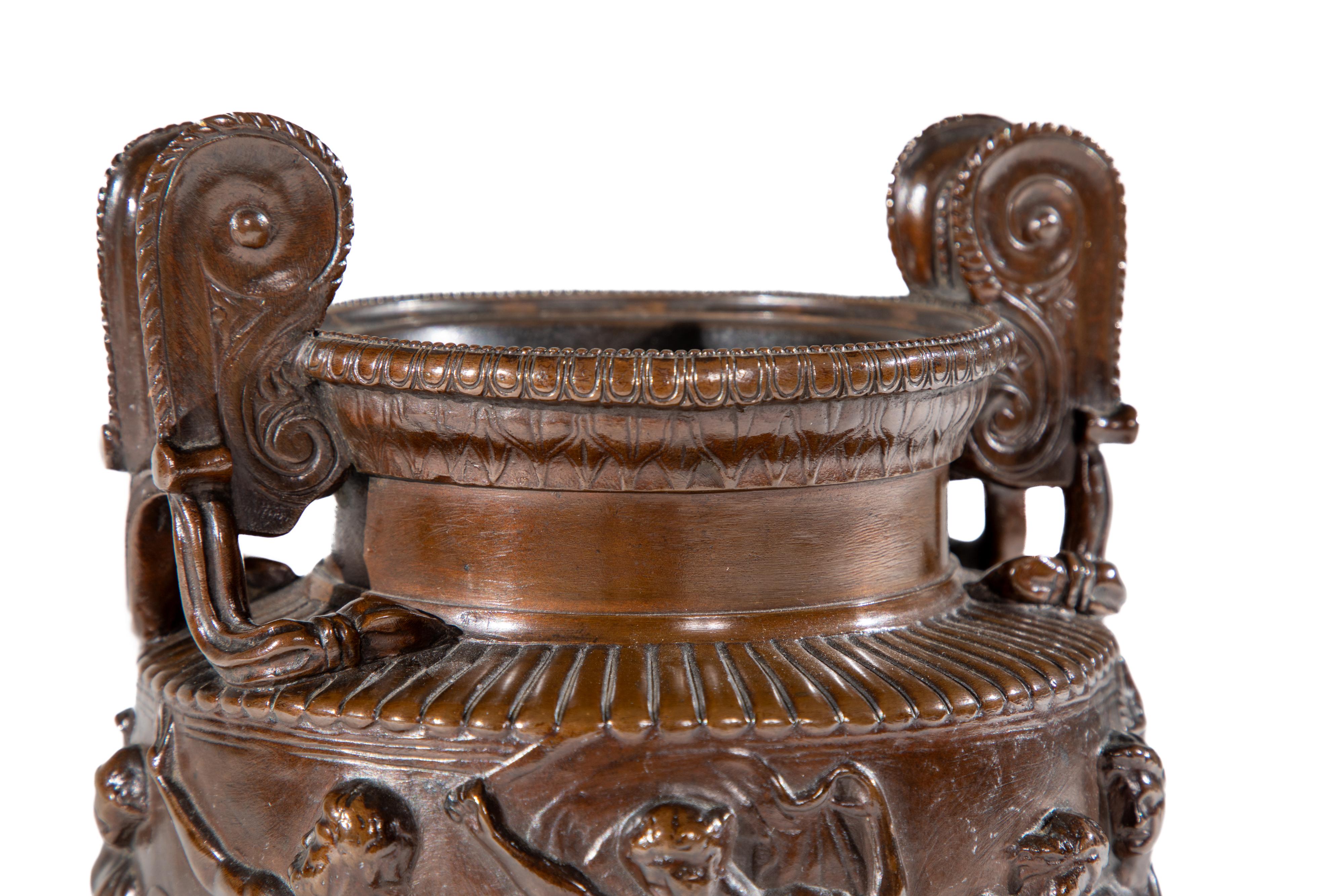 Francese Urna in stile classico, con manico in bronzo francese in vendita