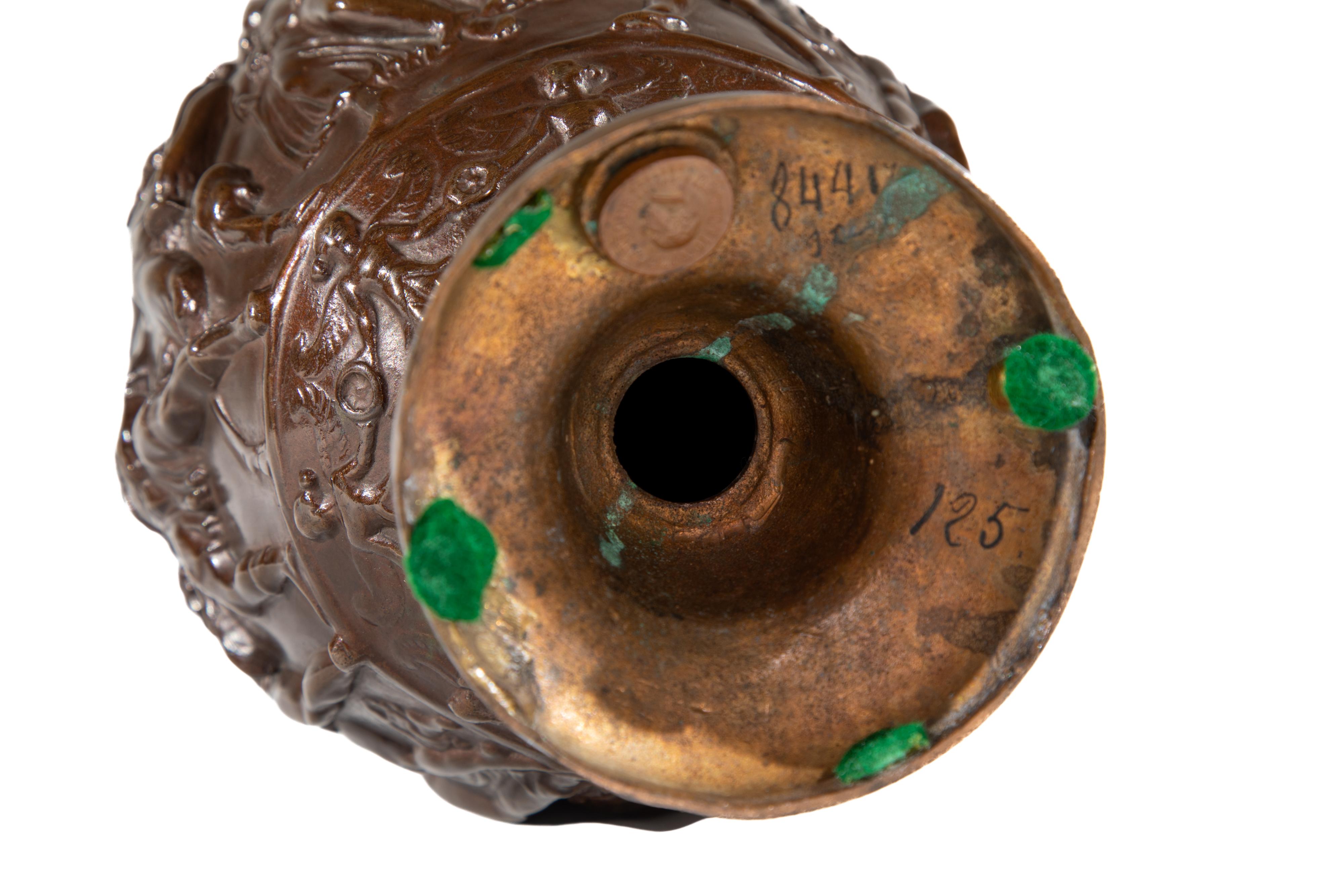 Bronzo Urna in stile classico, con manico in bronzo francese in vendita