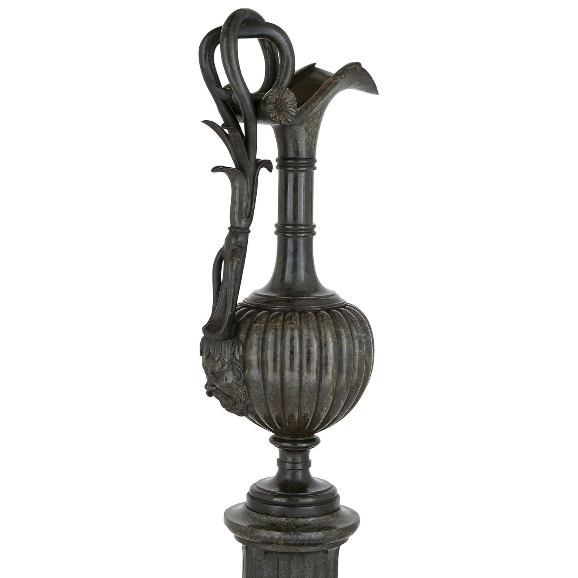 Neoclassico Vaso da brocca in marmo verde italiano in stile classico con piedistallo in vendita