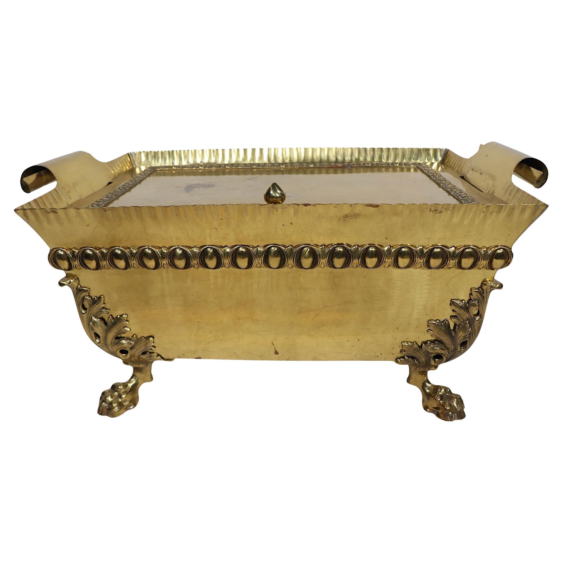 Cestino per il carbone in ottone in stile classico inglese, cassetta per la legna da ardere,  con piano sollevabile e incernierato, corpo rettangolare in ottone, con decorazioni in fusione.  rifiniture a uovo e dardo, piedini a zampa d'animale e