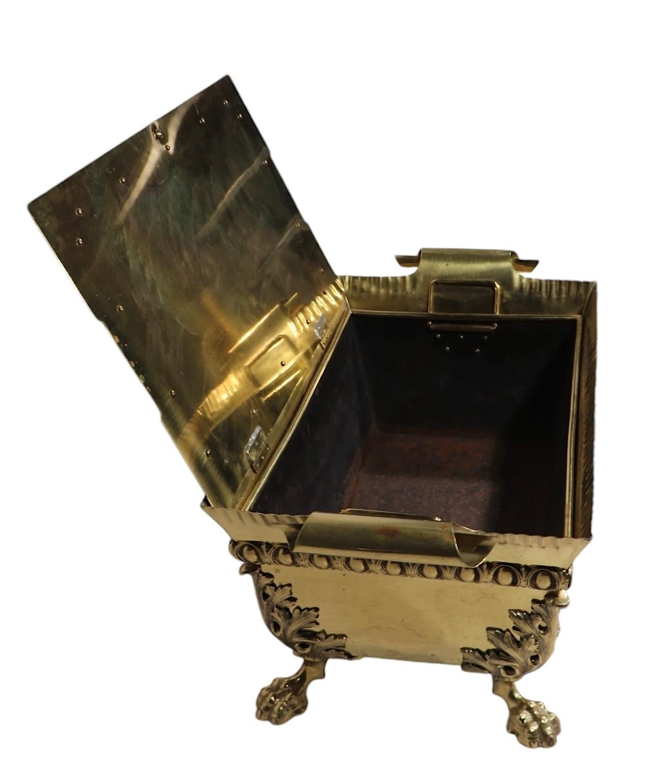 Neoclassico Cassetta per caminetto in stile classico con coperchio in ottone per carbone e legna da ardere A.I.C. in vendita