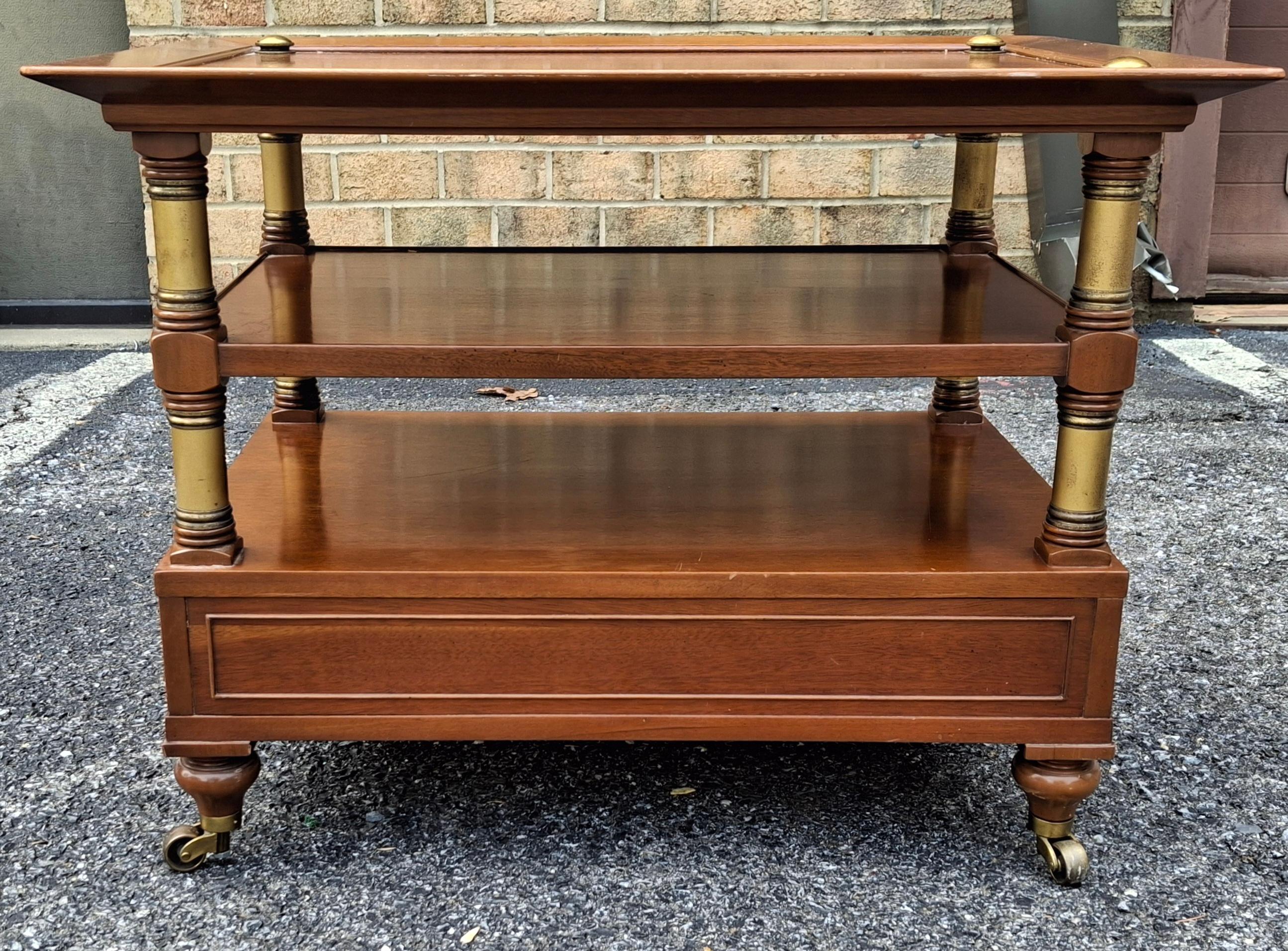 Mesa auxiliar con ruedas de caoba y latón de estilo clásico en venta 2