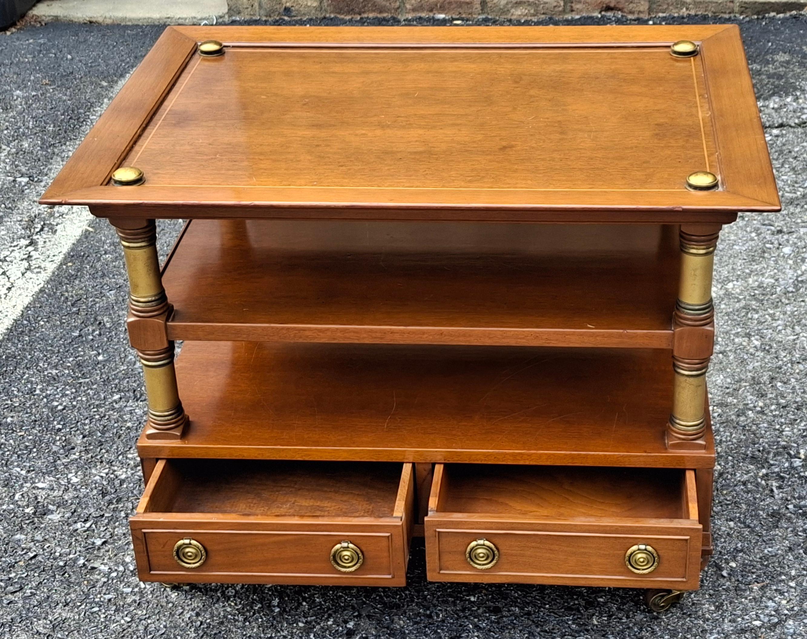 Mesa auxiliar con ruedas de caoba y latón de estilo clásico en venta 3