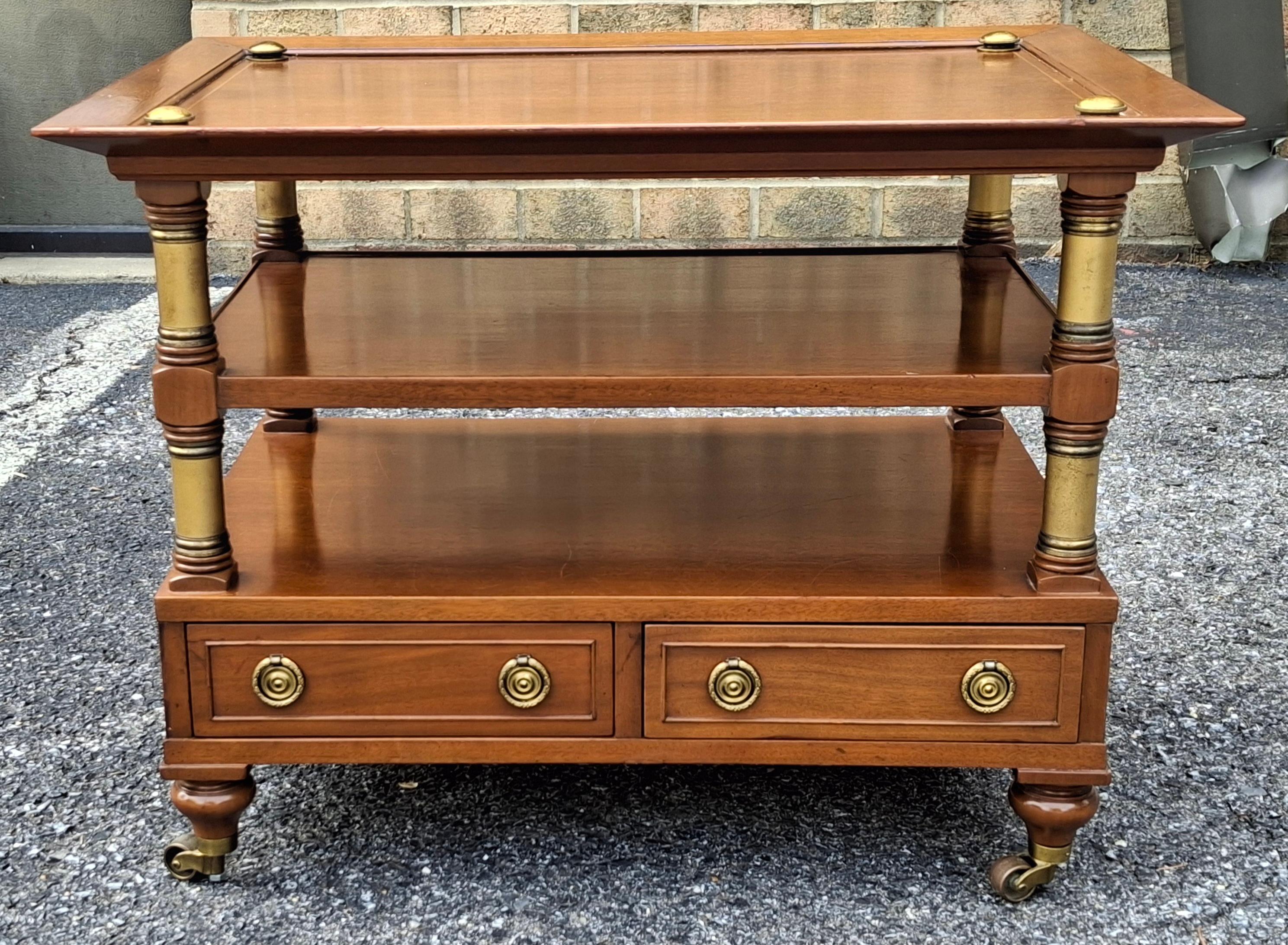 Mesa auxiliar con ruedas de caoba y latón de estilo clásico en venta 4