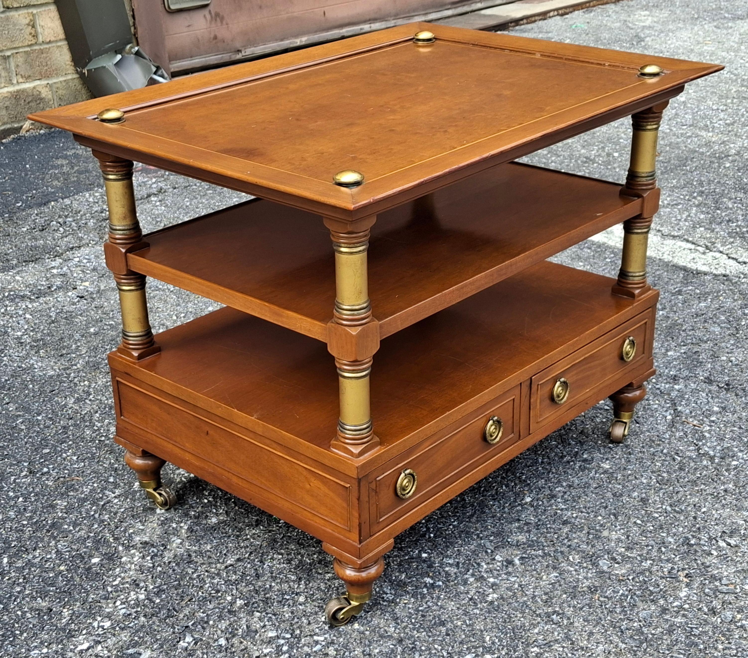 Mesa auxiliar con ruedas de caoba y latón de estilo clásico en venta 5