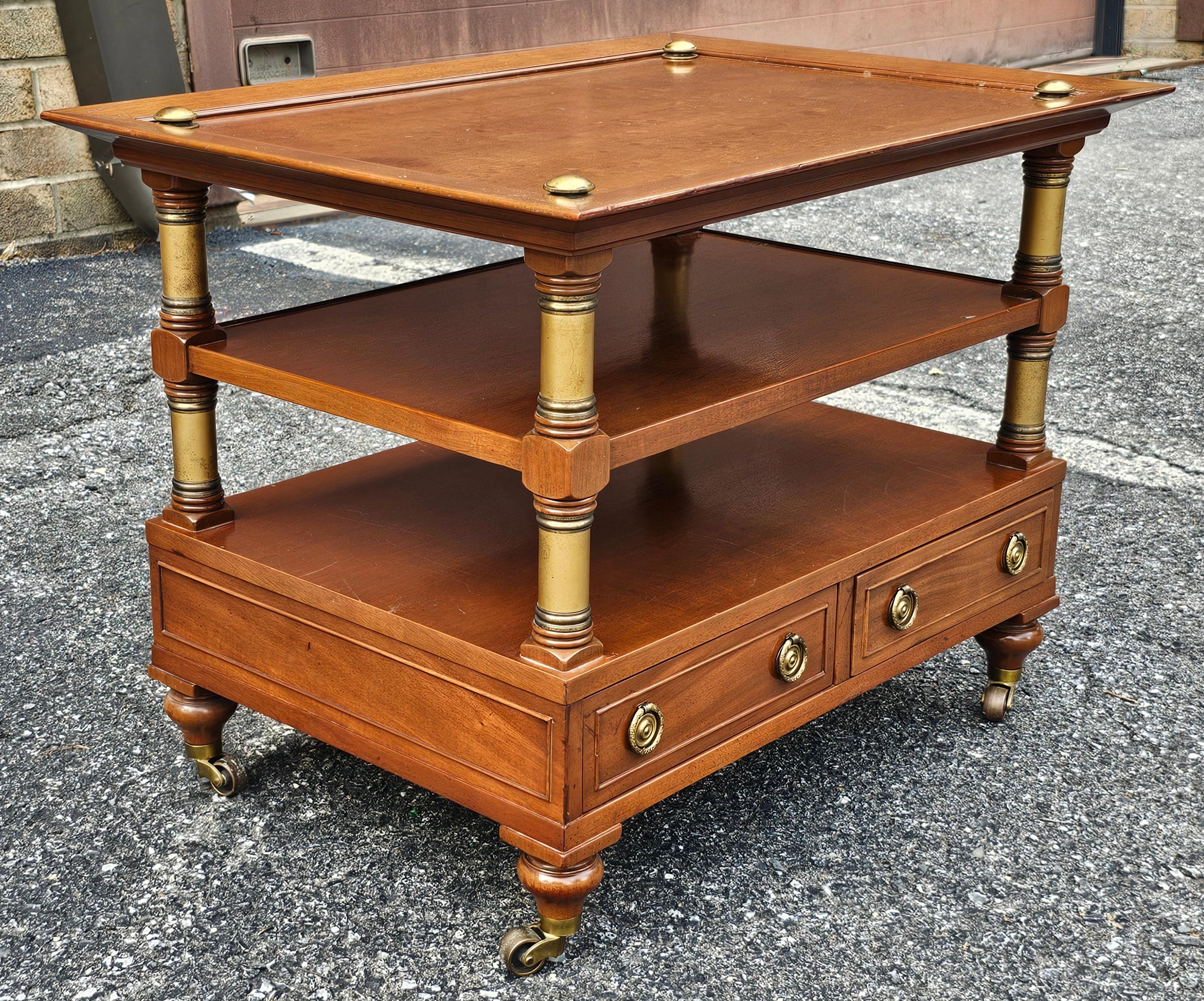 Mesa auxiliar con ruedas de caoba y latón de estilo clásico Moderno de mediados de siglo en venta