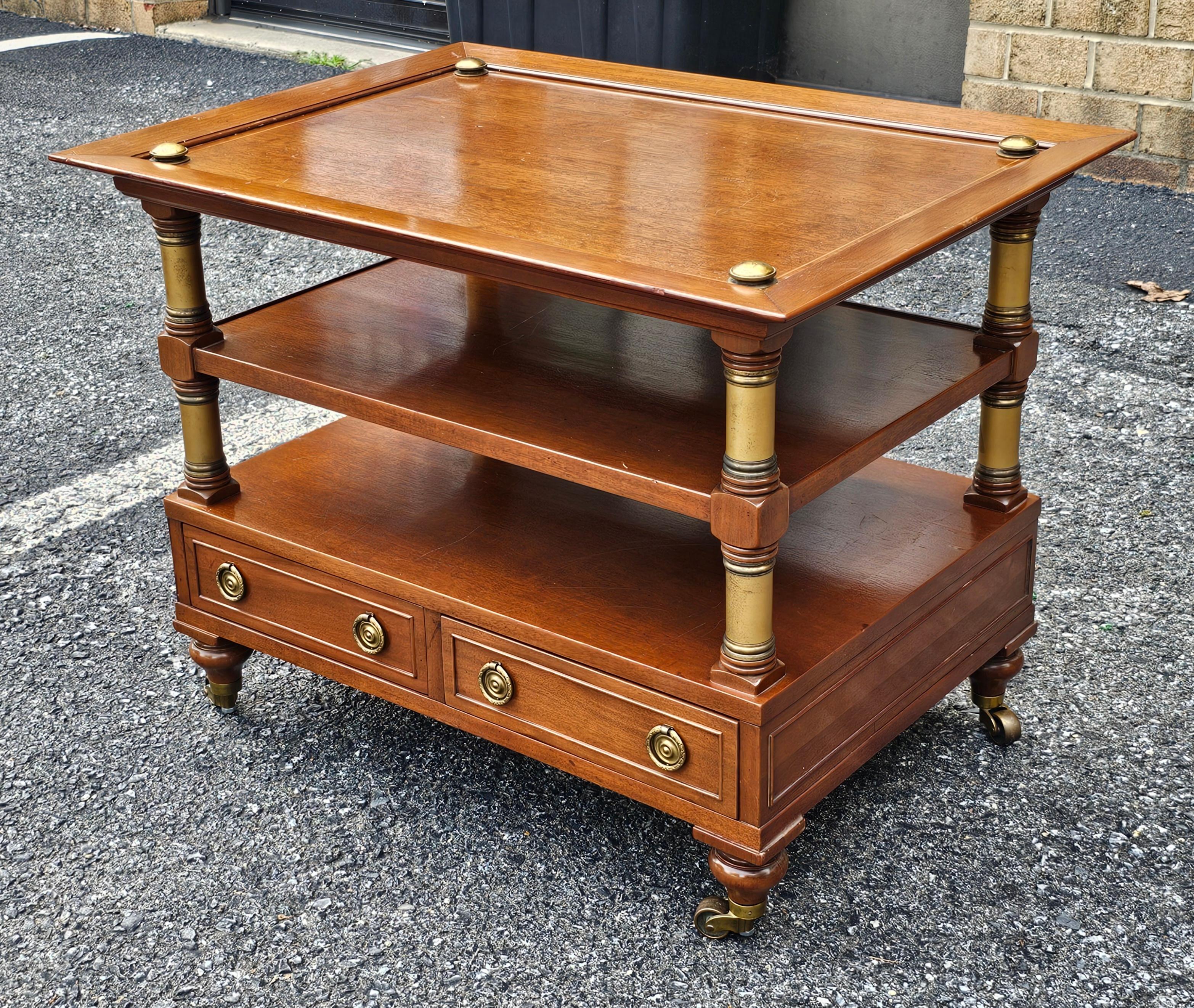Mesa auxiliar con ruedas de caoba y latón de estilo clásico Manchado en venta