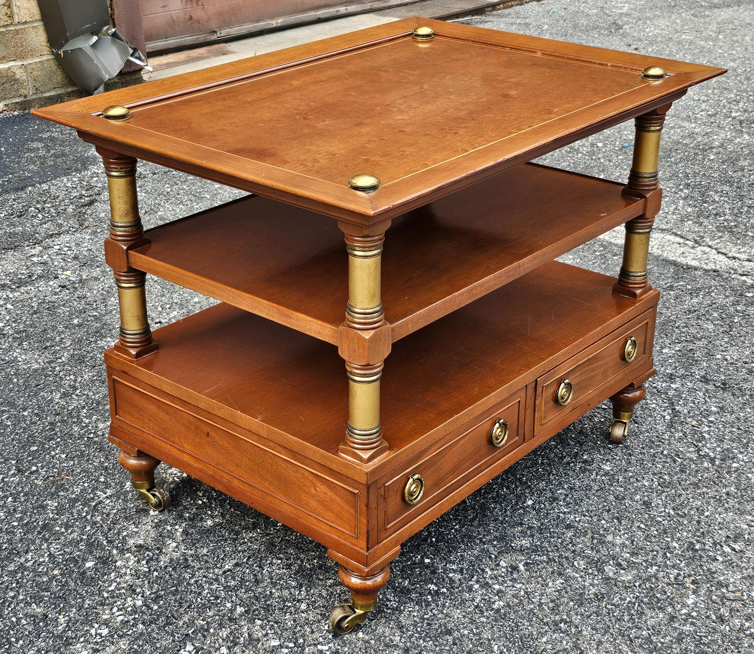 Mesa auxiliar con ruedas de caoba y latón de estilo clásico siglo XX en venta