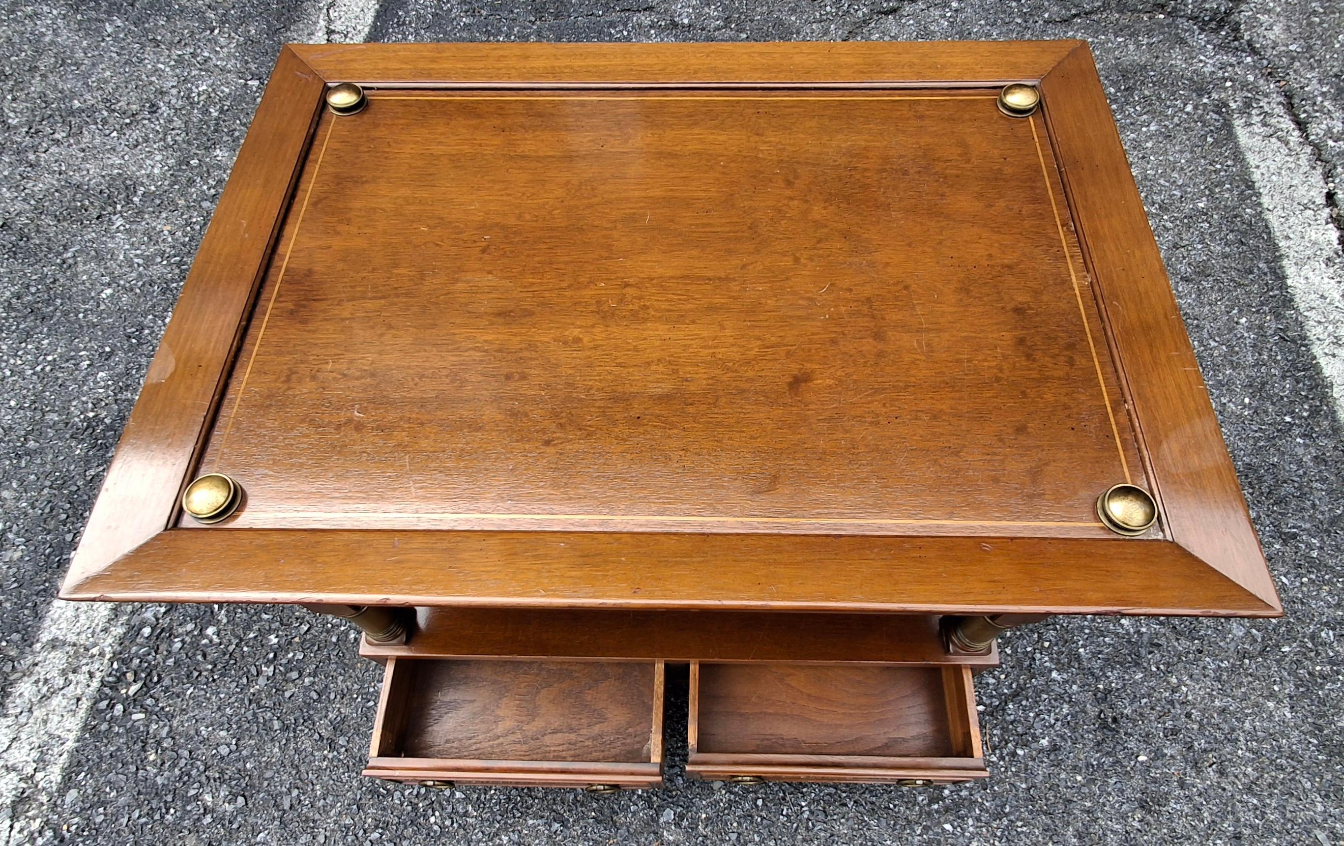 Mesa auxiliar con ruedas de caoba y latón de estilo clásico Latón en venta